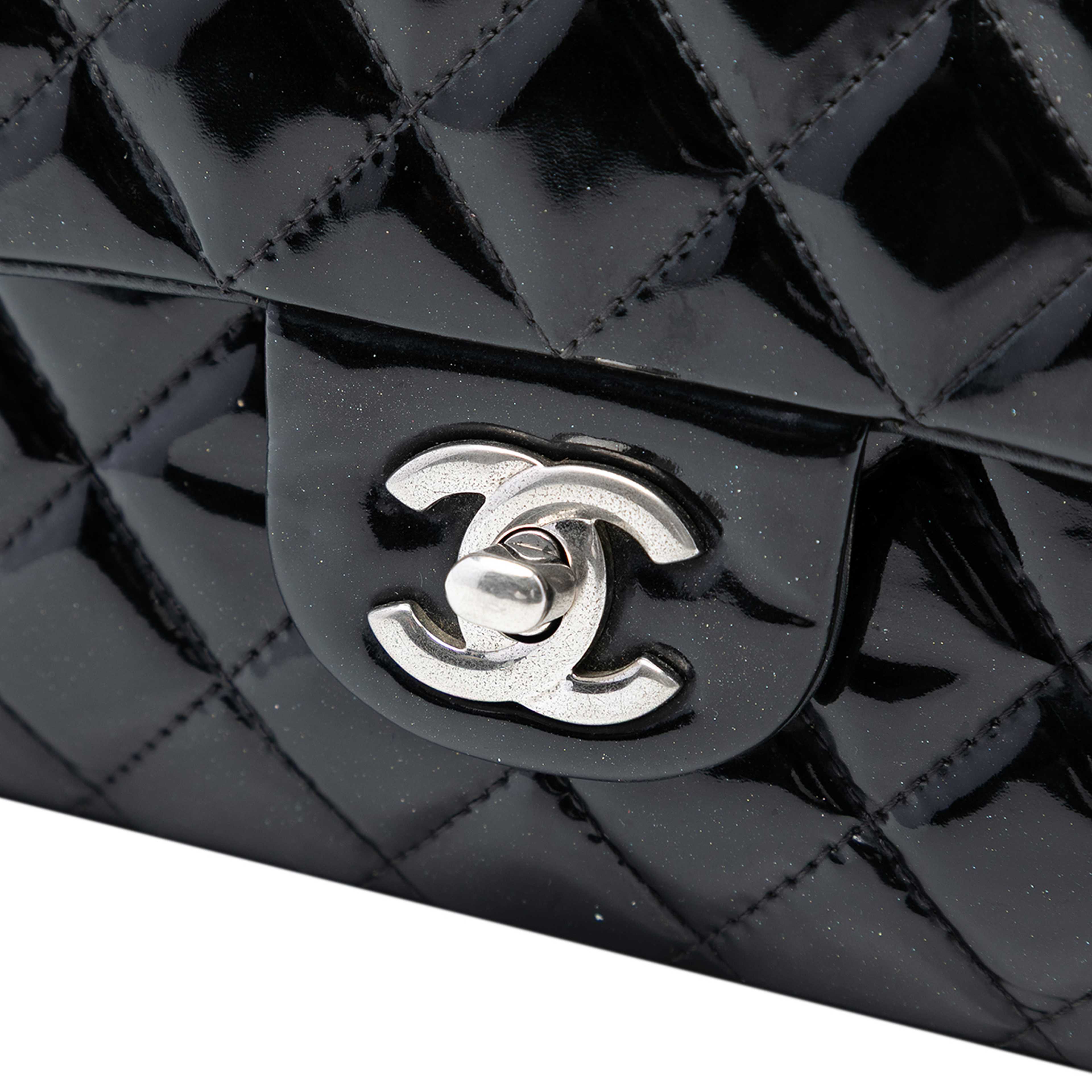 Chanel Medium Classic Patent Double Flap, från Luxclusif, i färgen svart. Klicka för att öppna bilden i stort format