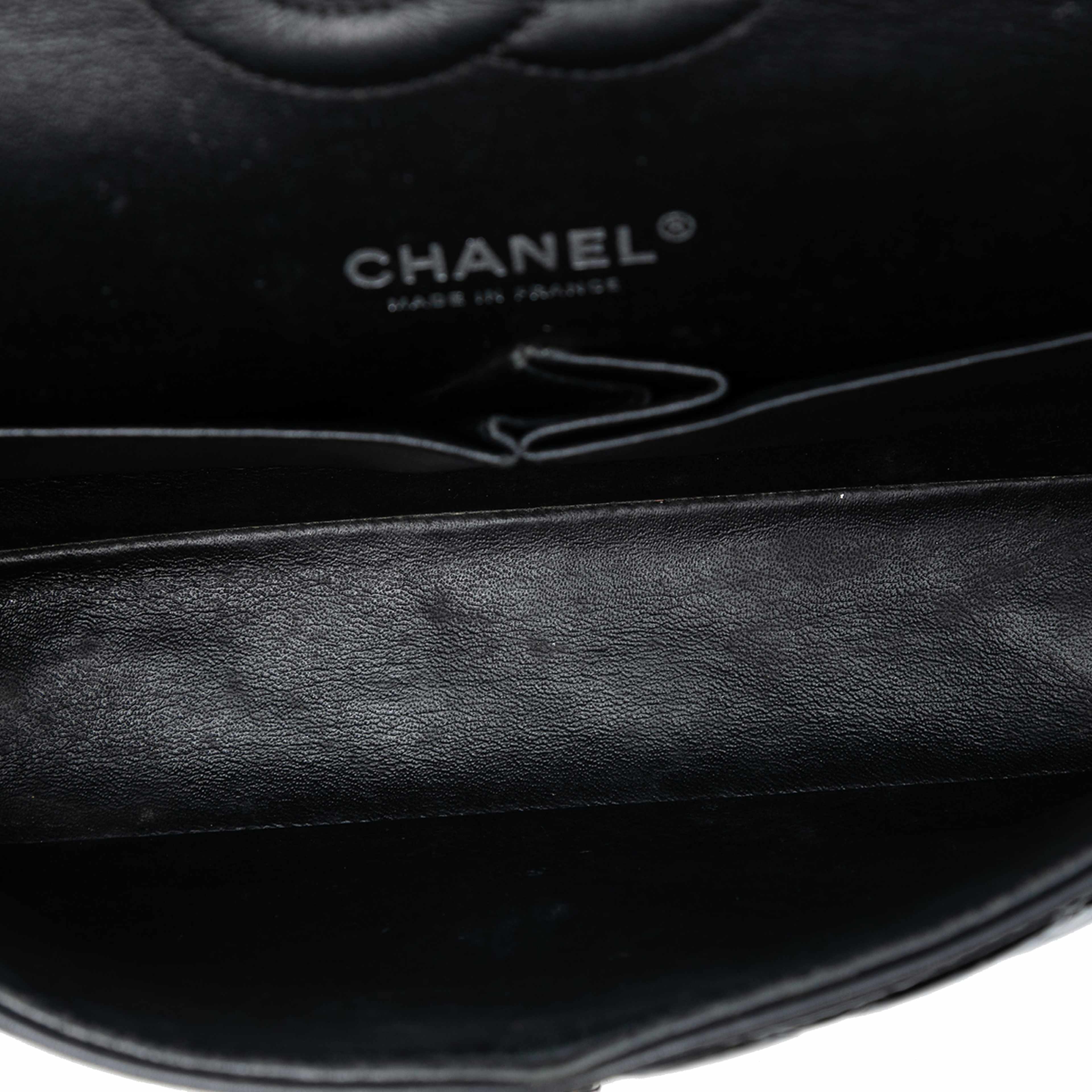 Chanel Medium Classic Patent Double Flap, från Luxclusif, i färgen svart. Klicka för att öppna bilden i stort format