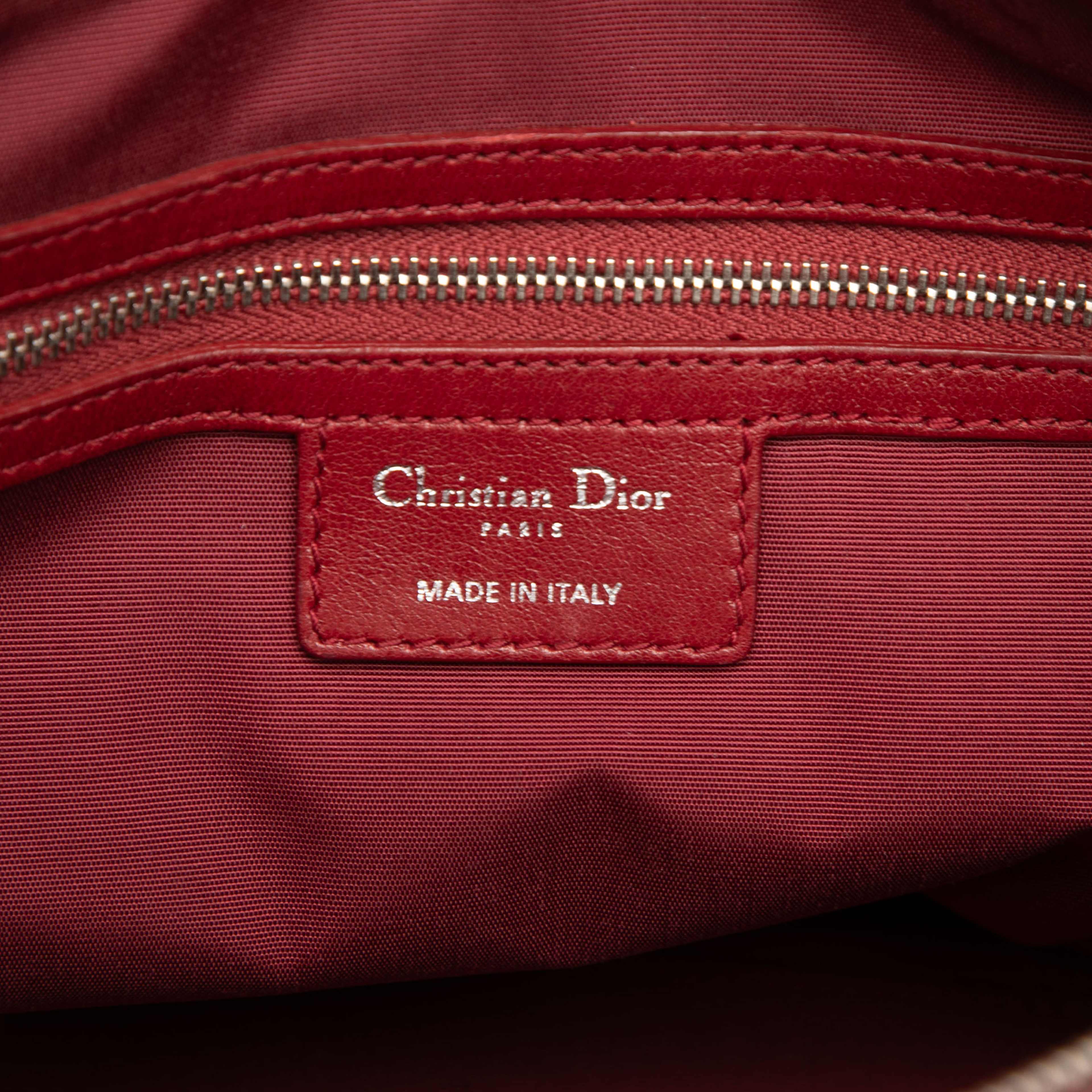 Dior Medium Lambskin Cannage Polochon Granville Satchel, från Luxclusif, i färgen burgundy. Klicka för att öppna bilden i stort format