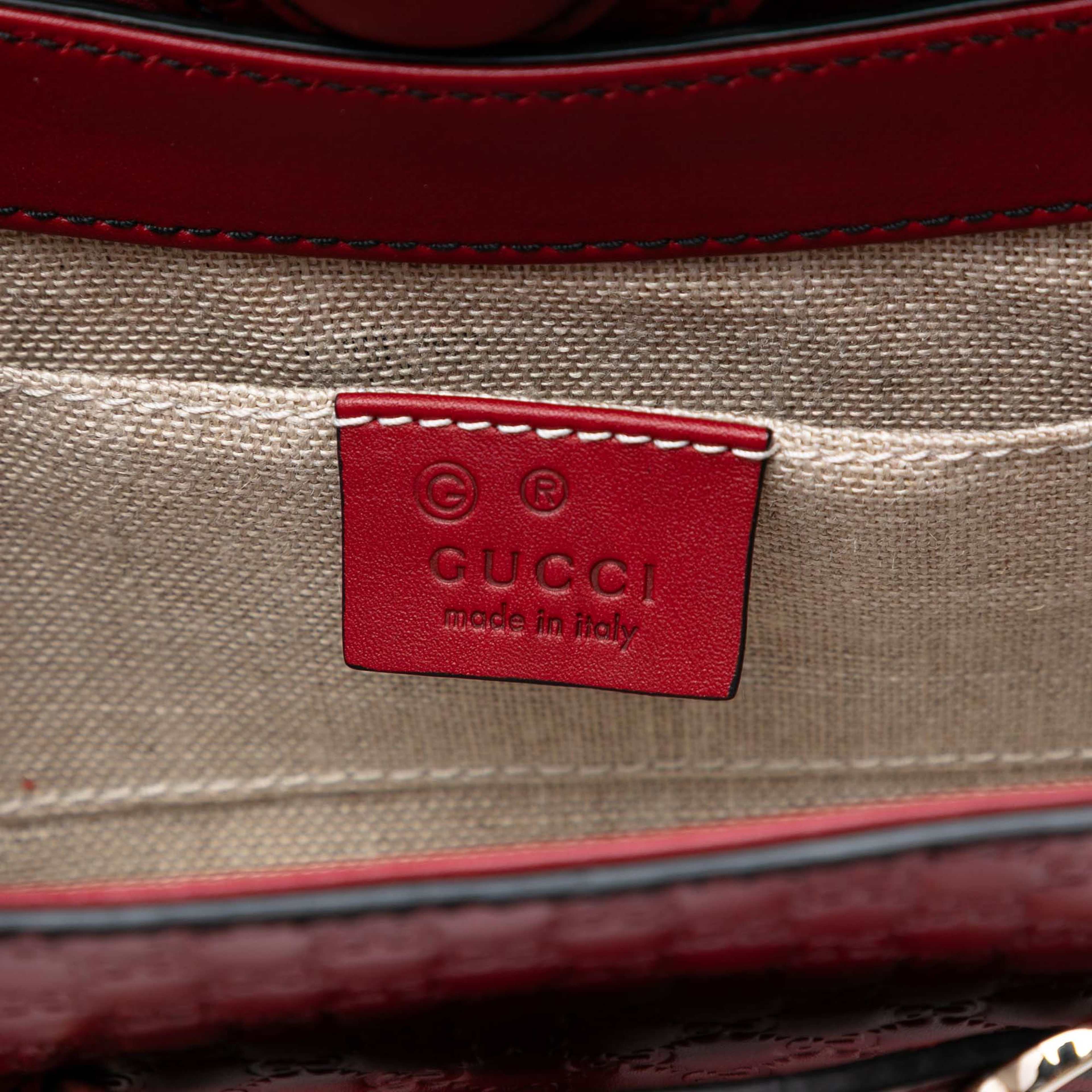 Gucci Mini Microguccissima Emily Crossbody, från Luxclusif, i färgen dark red. Klicka för att öppna bilden i stort format