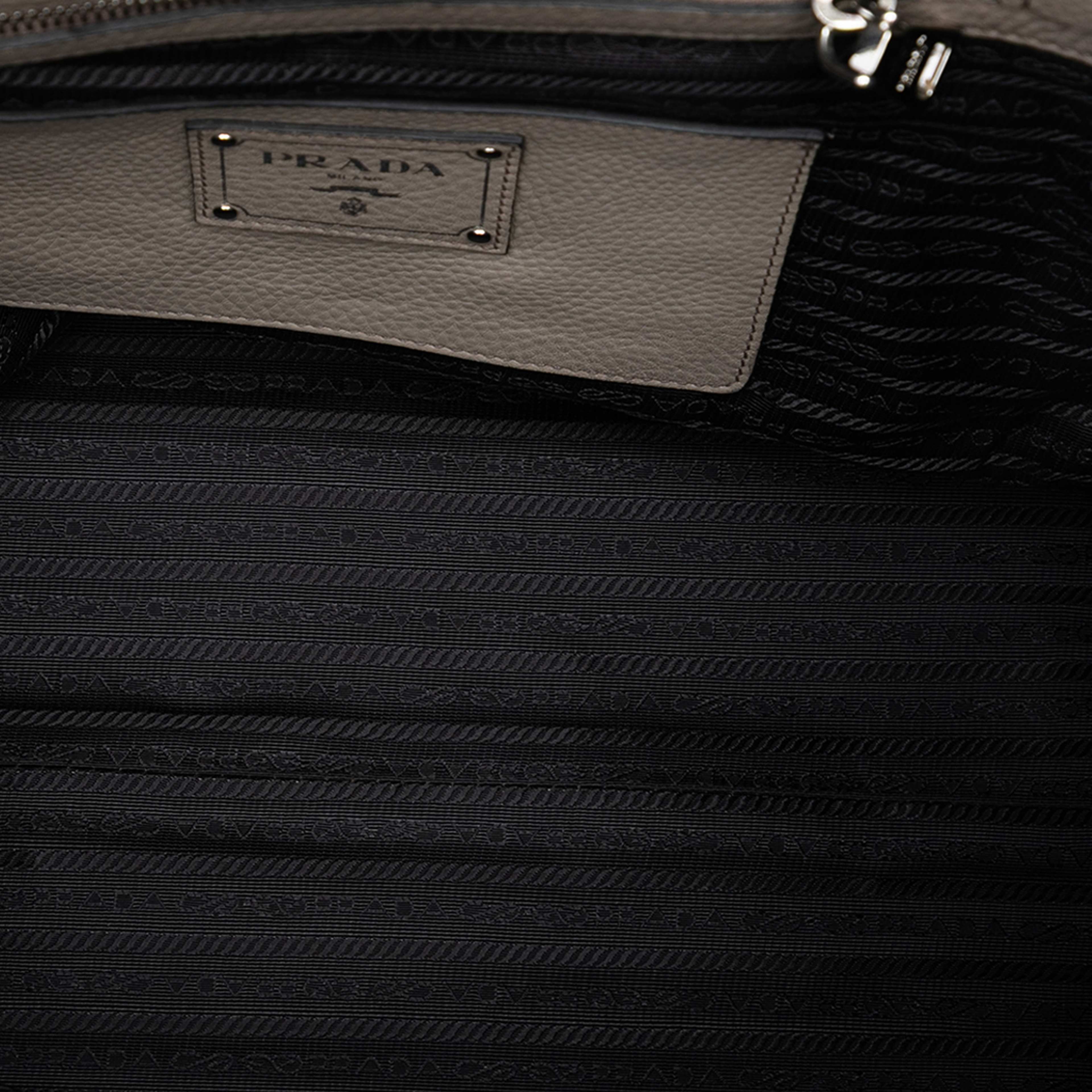 Prada Vitello Daino Open Convertible Tote, från Luxclusif, i färgen gray. Klicka för att öppna bilden i stort format