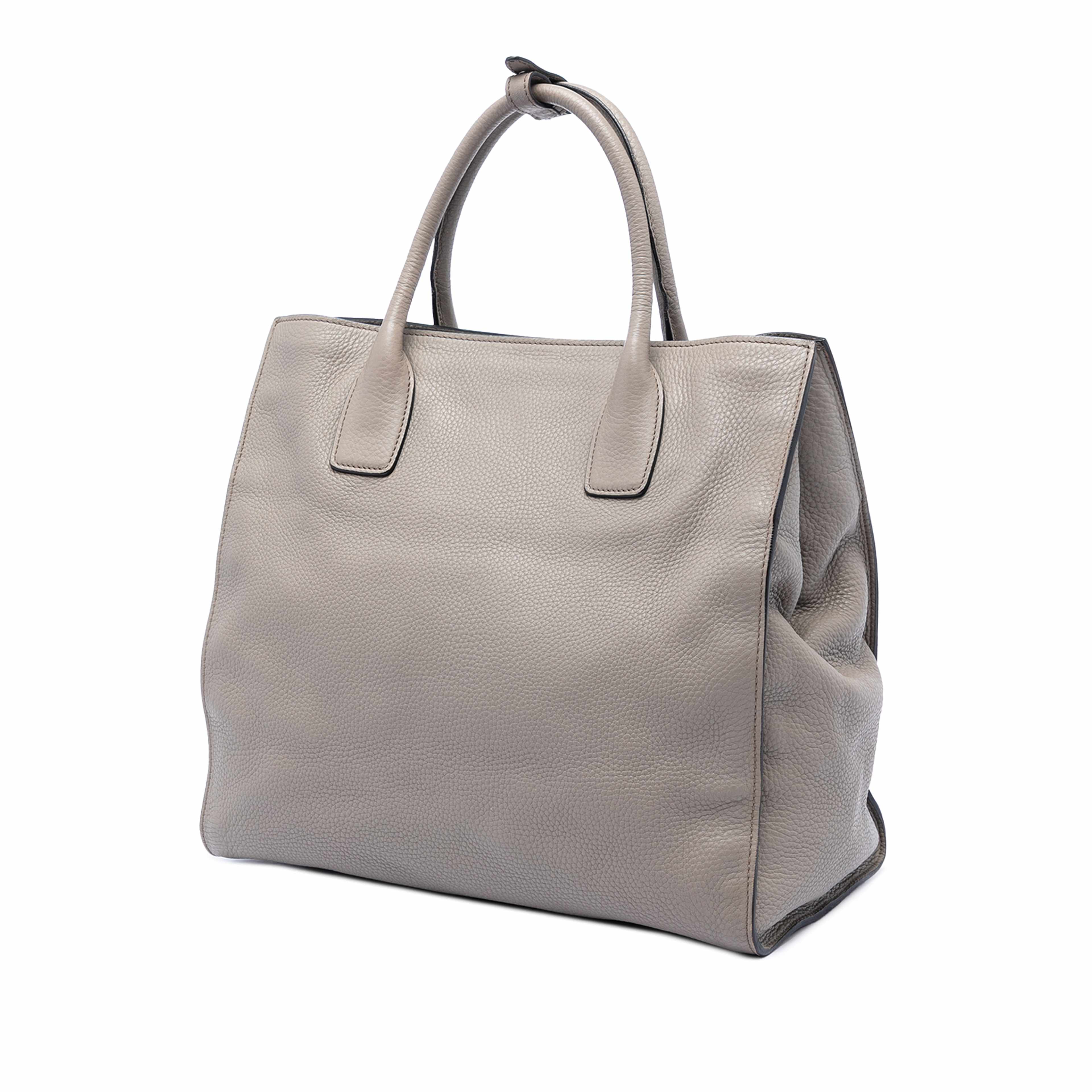 Prada Vitello Daino Open Convertible Tote, från Luxclusif, i färgen grå. Klicka för att öppna bilden i stort format