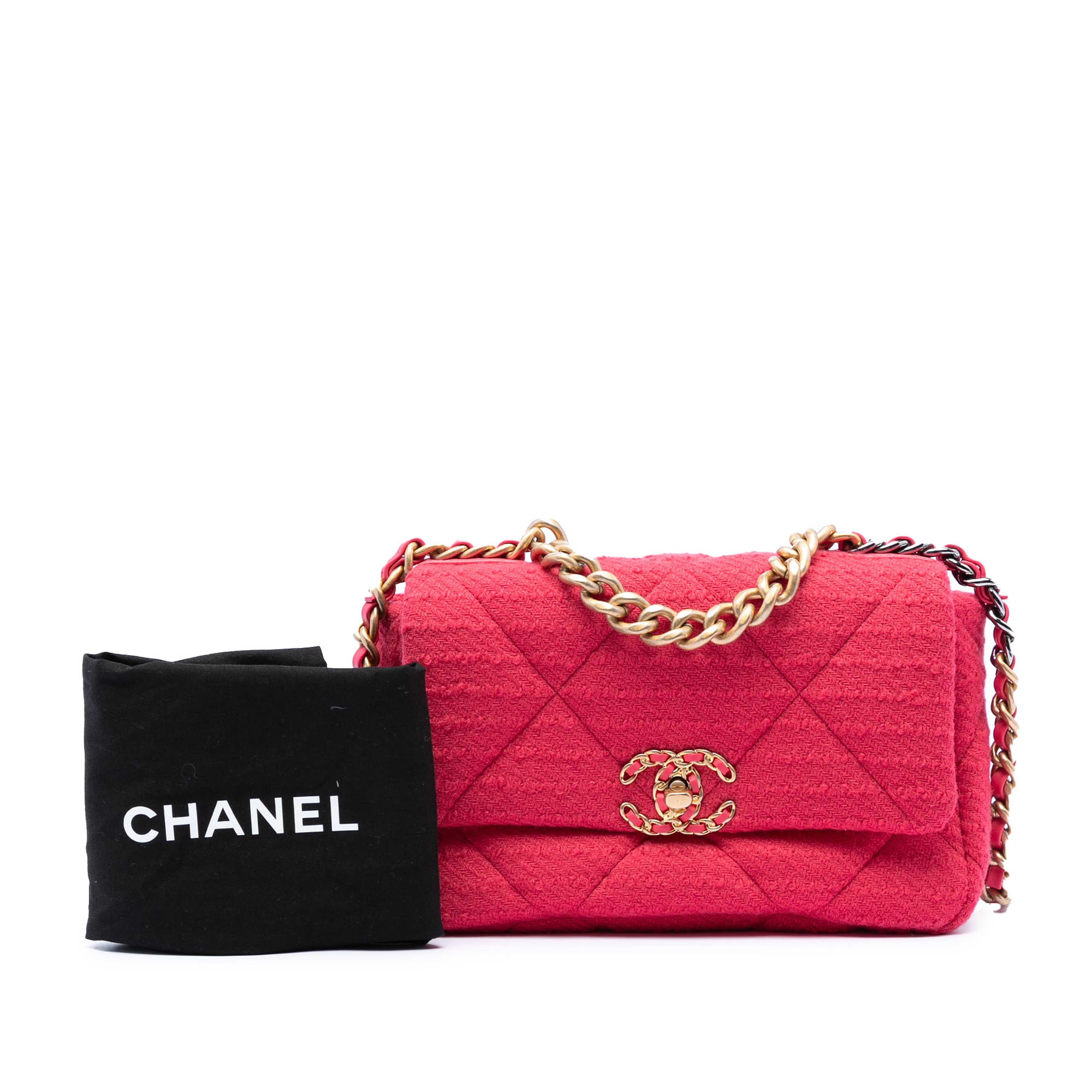 Chanel Medium Tweed 19 Flap, från Luxclusif, i färgen rosa. Klicka för att öppna bilden i stort format