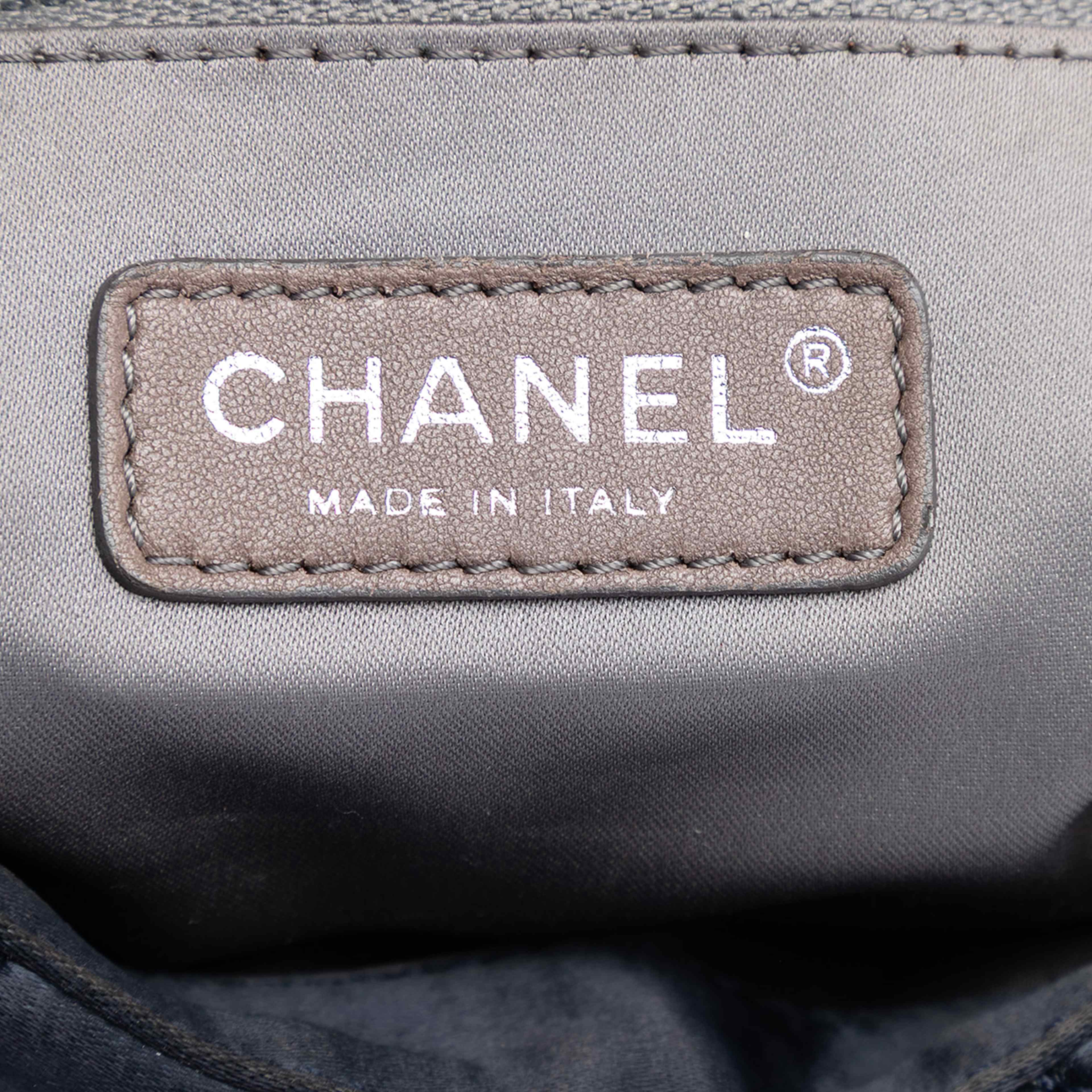 Chanel Medium Cc Quilted Satin Single Flap, från Luxclusif, i färgen svart. Klicka för att öppna bilden i stort format
