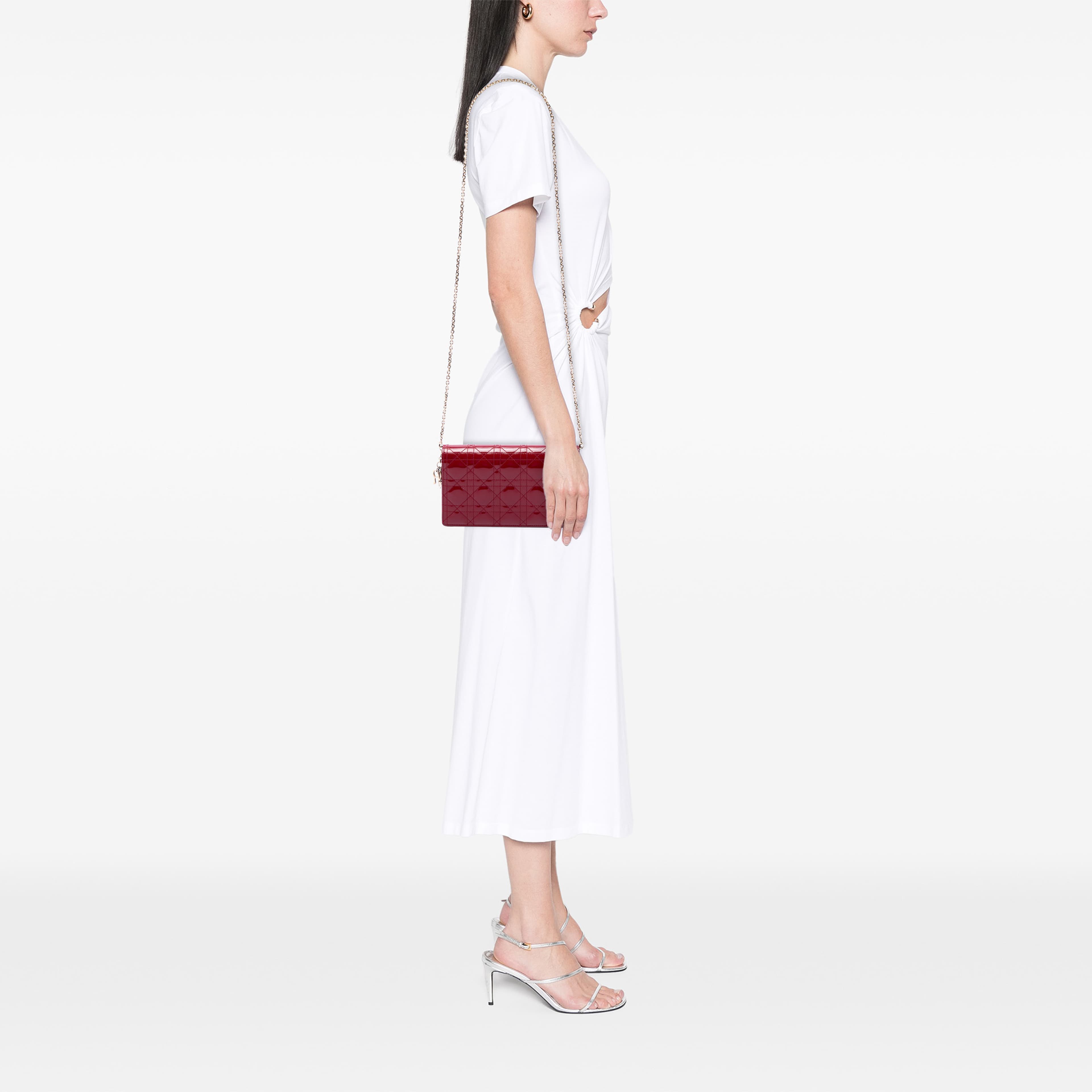 Dior Patent Cannage Lady Dior Chain Convertible Clutch, från Luxclusif, i färgen röd. Klicka för att öppna bilden i stort format