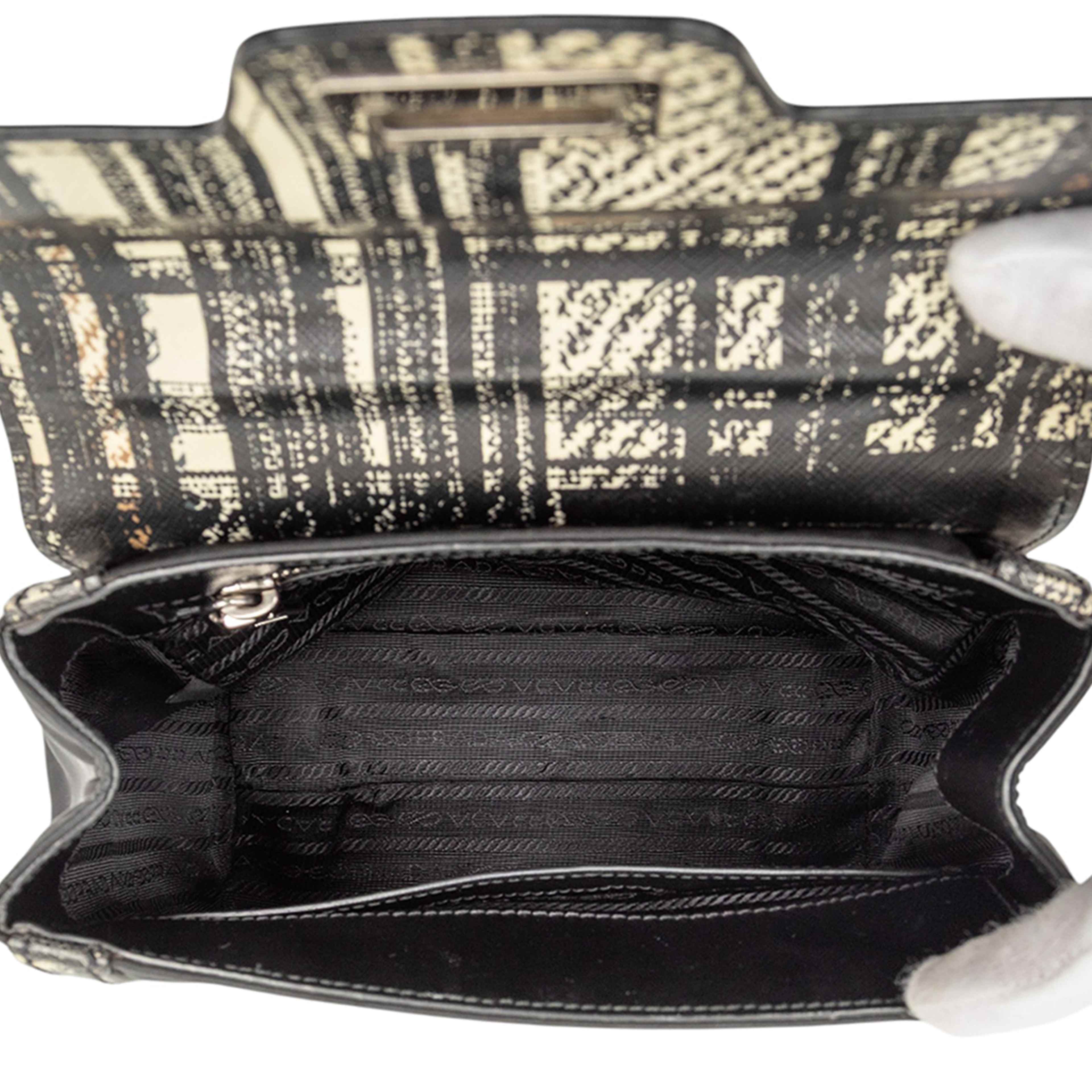 Prada Tartan Saffiano Trimmed Tessuto Satchel, från Luxclusif, i färgen black. Klicka för att öppna bilden i stort format