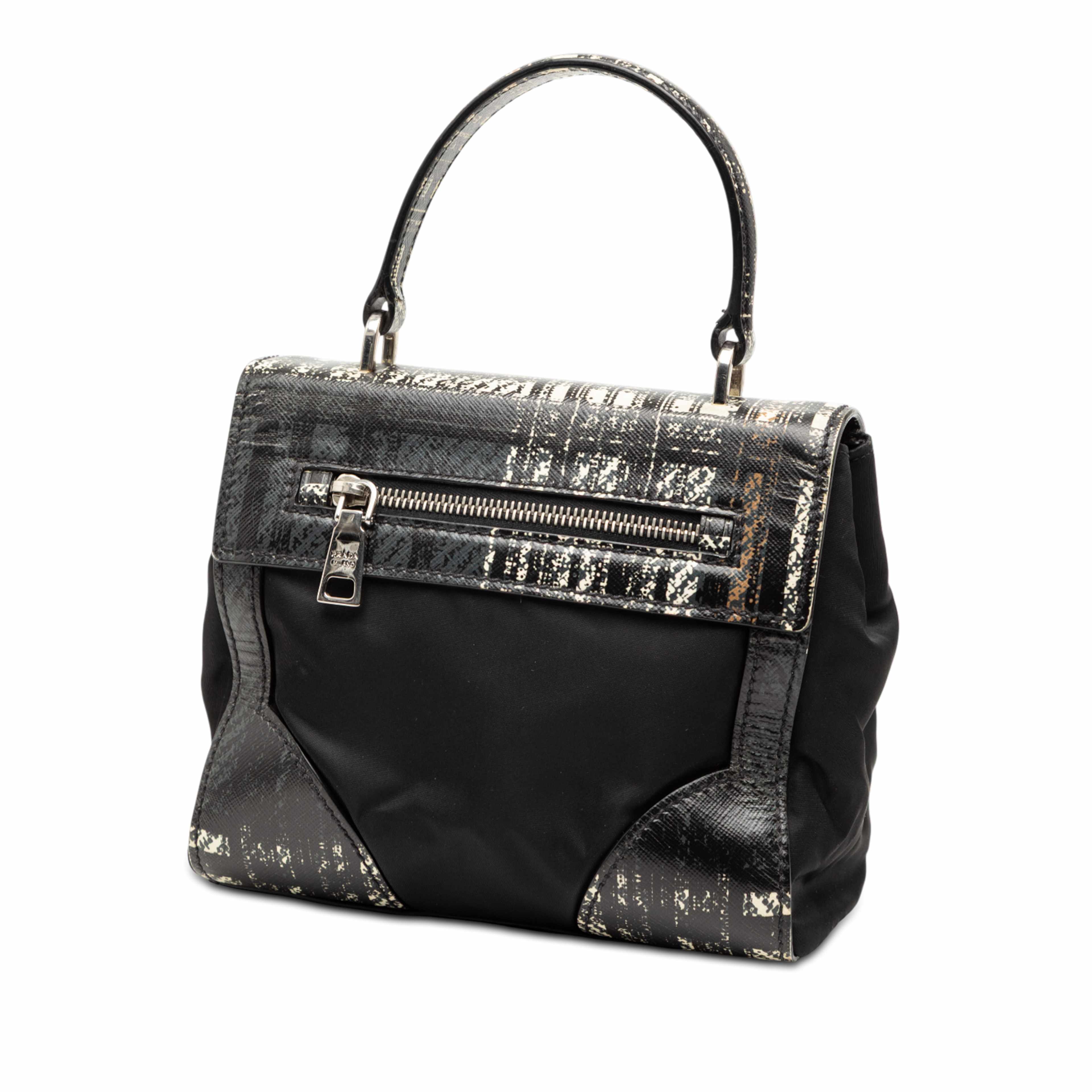 Prada Tartan Saffiano Trimmed Tessuto Satchel, från Luxclusif, i färgen svart. Klicka för att öppna bilden i stort format