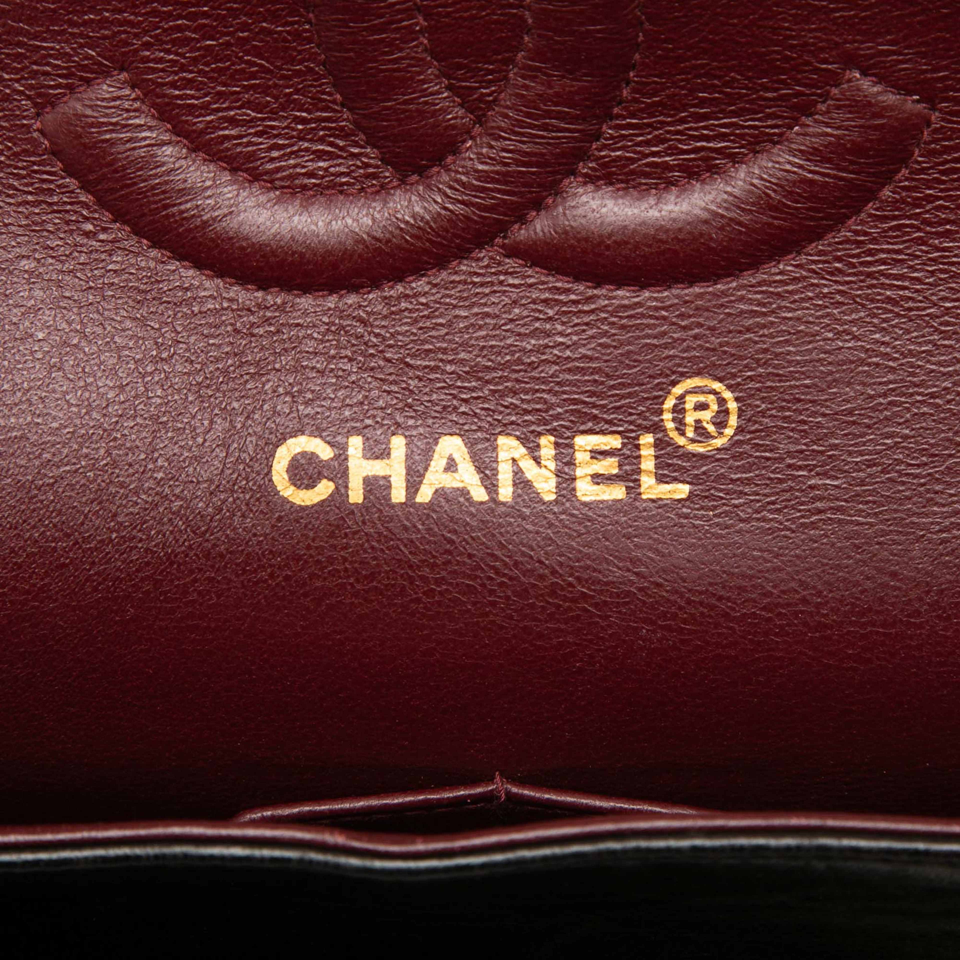 Chanel Medium Classic Lambskin Double Flap, från Luxclusif, i färgen black. Klicka för att öppna bilden i stort format