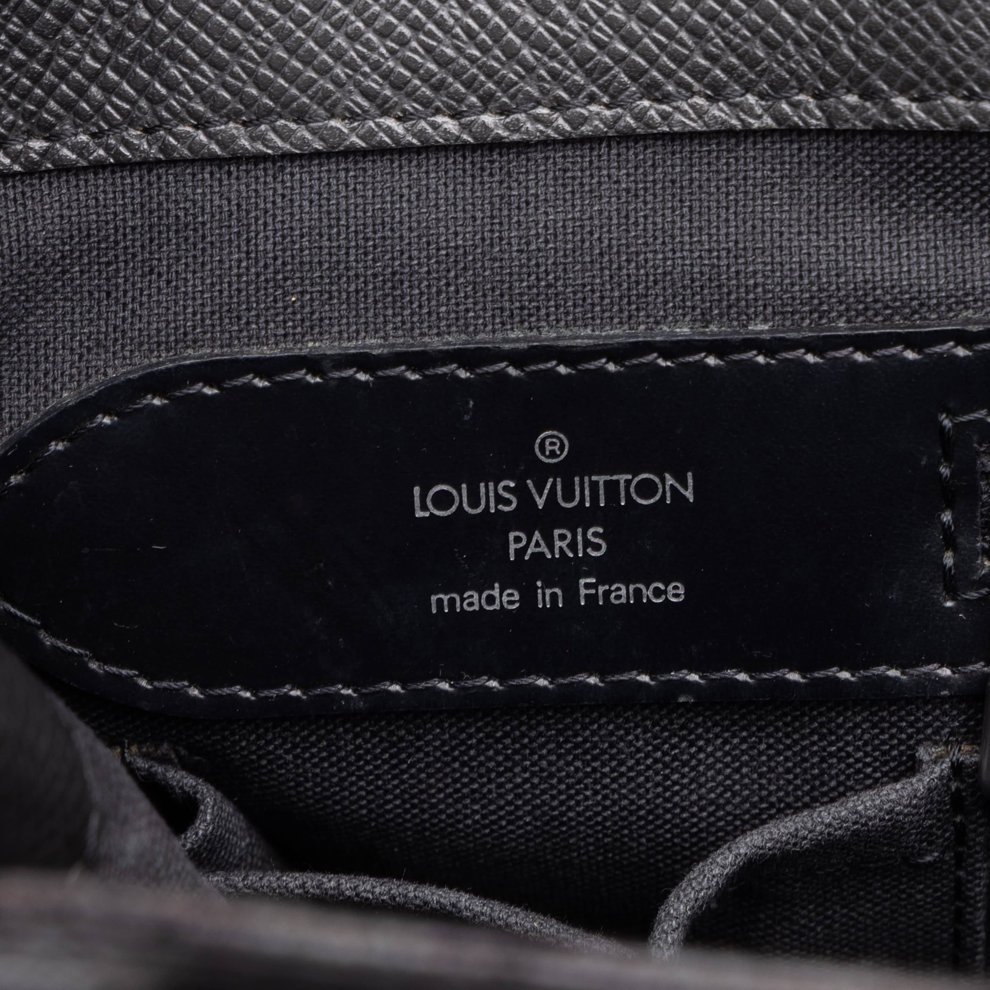 Louis Vuitton Taiga Kasbek Pm, från Luxclusif, i färgen svart. Klicka för att öppna bilden i stort format