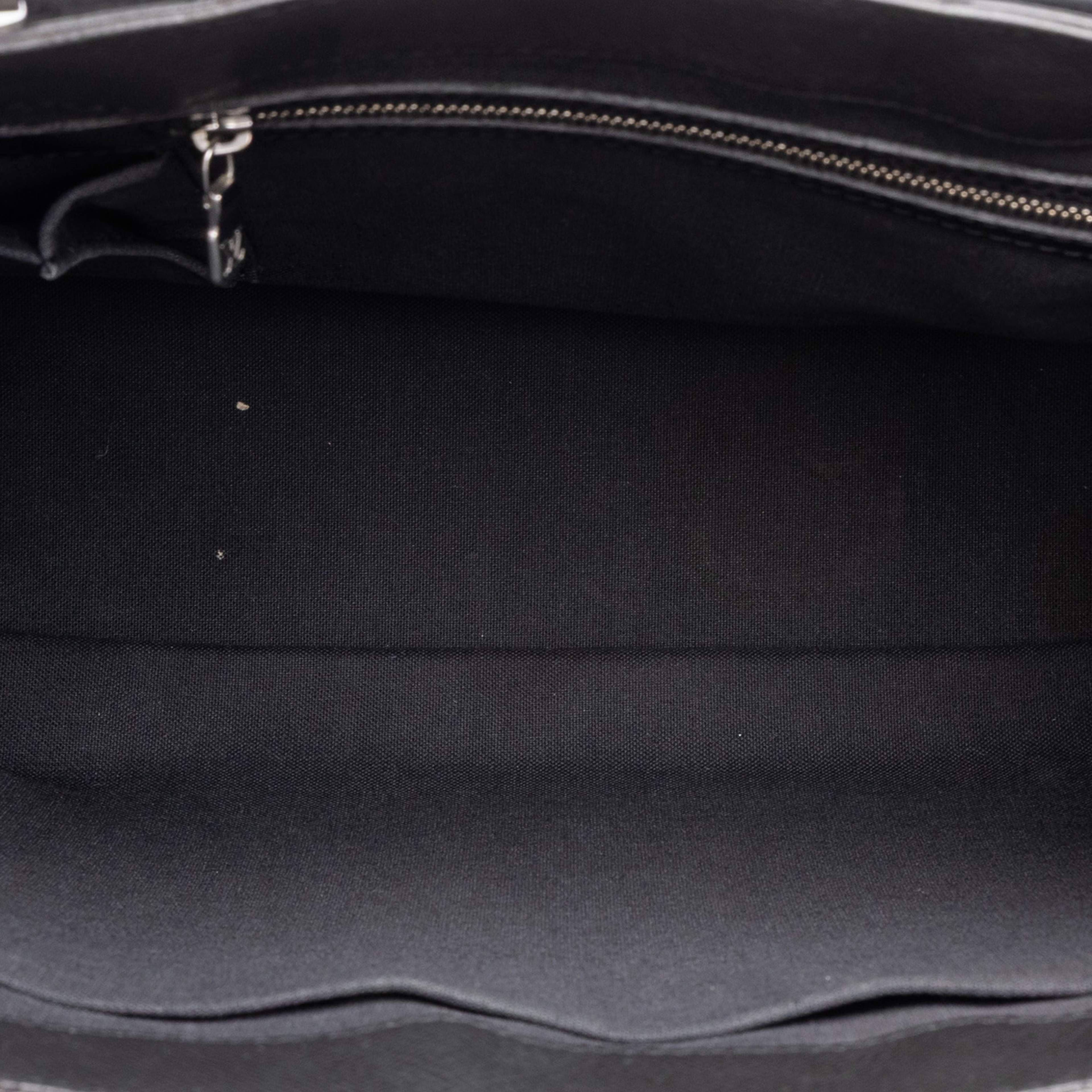 Louis Vuitton Taiga Kasbek Pm, från Luxclusif, i färgen svart. Klicka för att öppna bilden i stort format