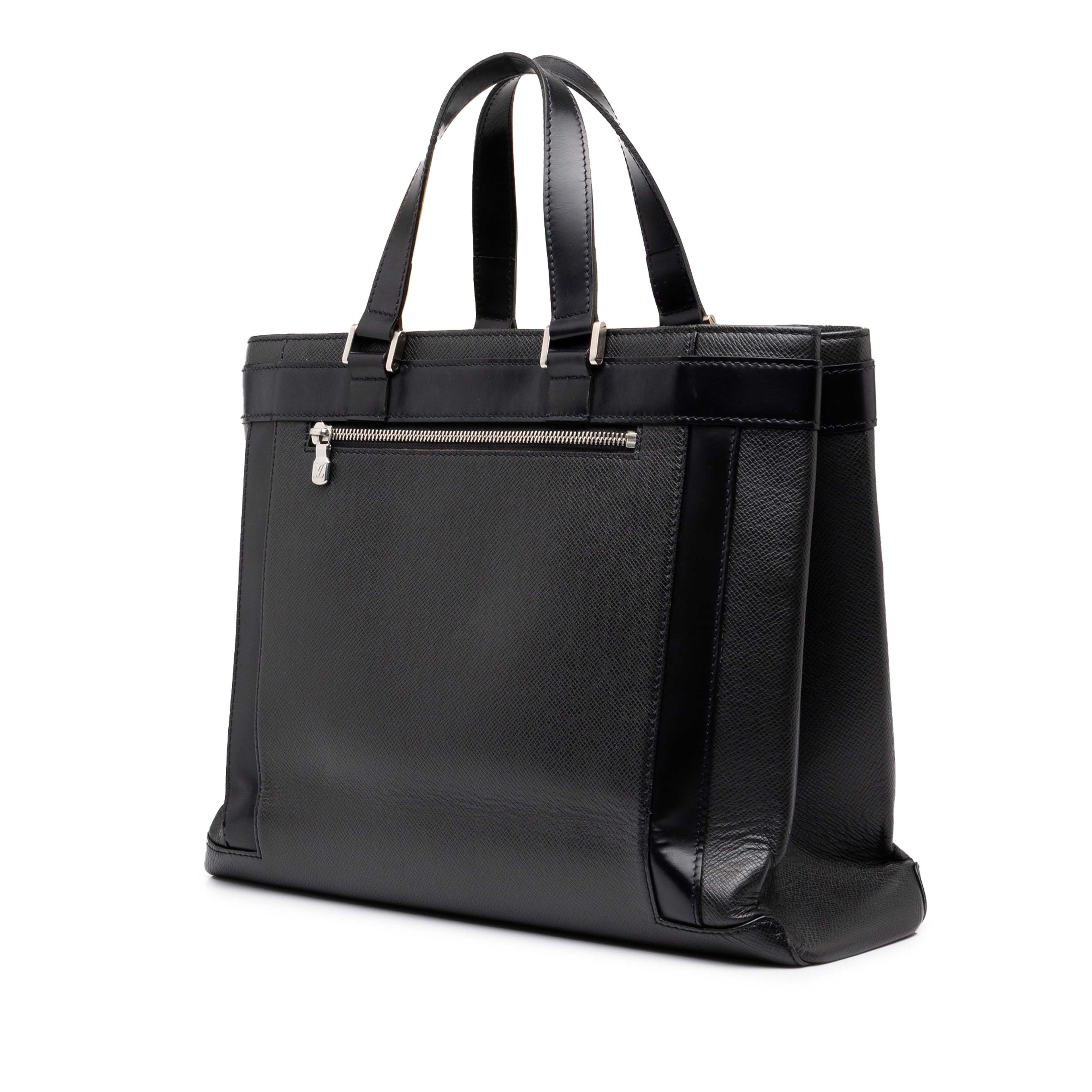 Louis Vuitton Taiga Kasbek Pm, från Luxclusif, i färgen svart. Klicka för att öppna bilden i stort format