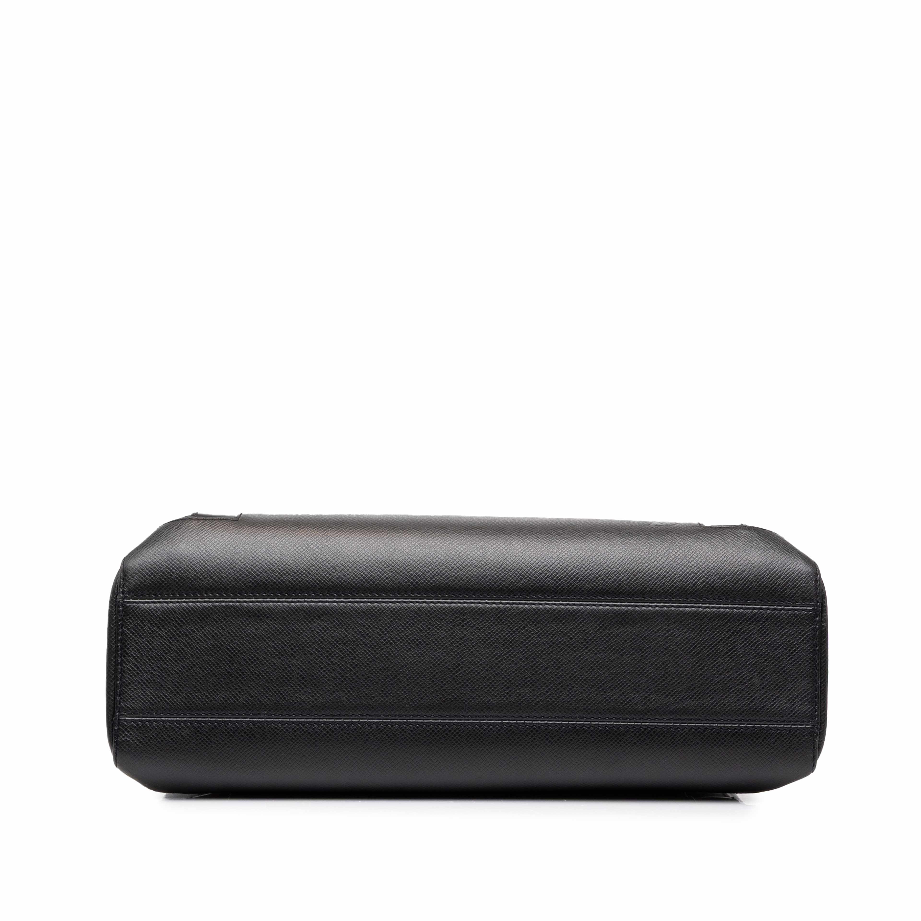 Louis Vuitton Taiga Kasbek Pm, från Luxclusif, i färgen svart. Klicka för att öppna bilden i stort format