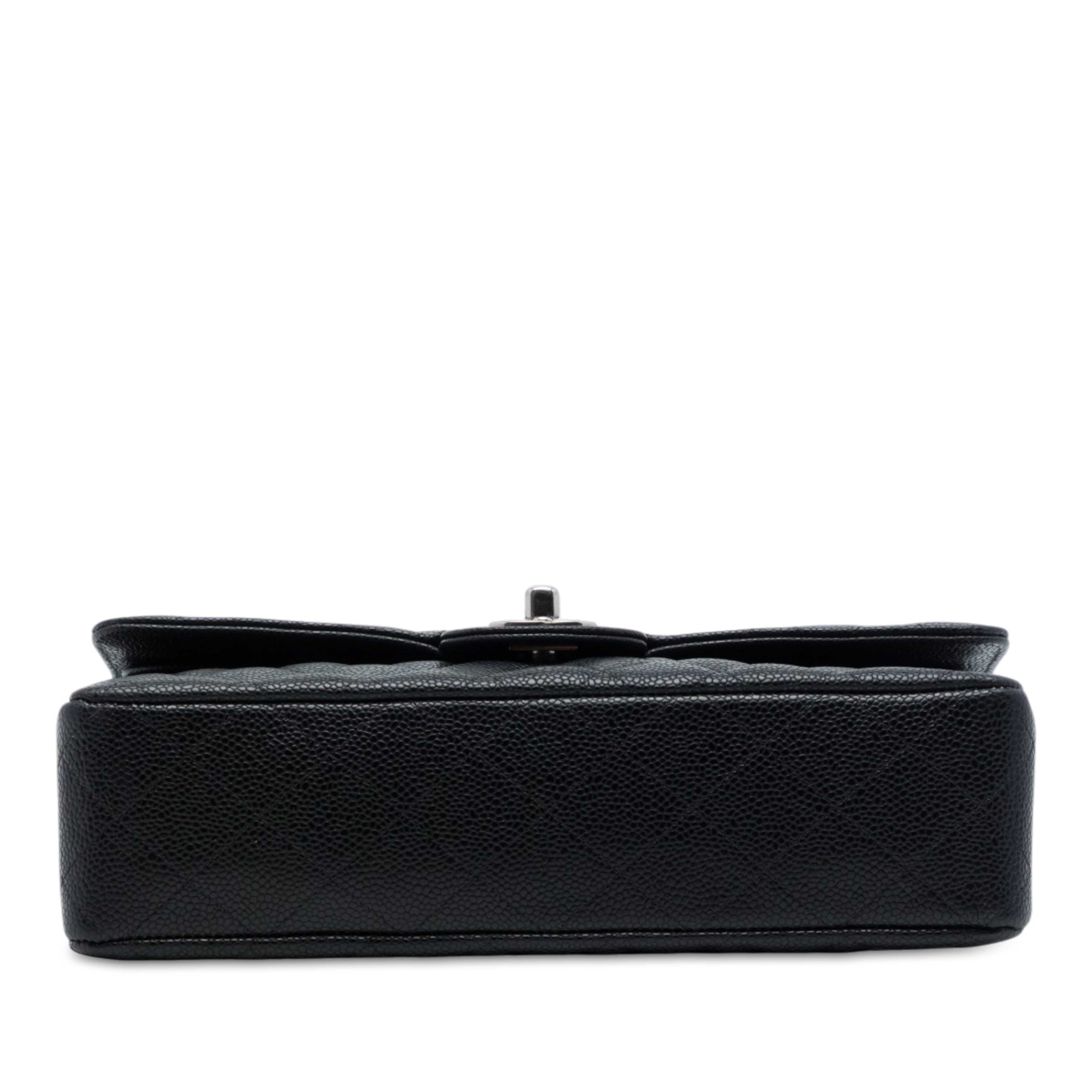 Chanel Medium Classic Caviar Double Flap, från Luxclusif, i färgen svart. Klicka för att öppna bilden i stort format