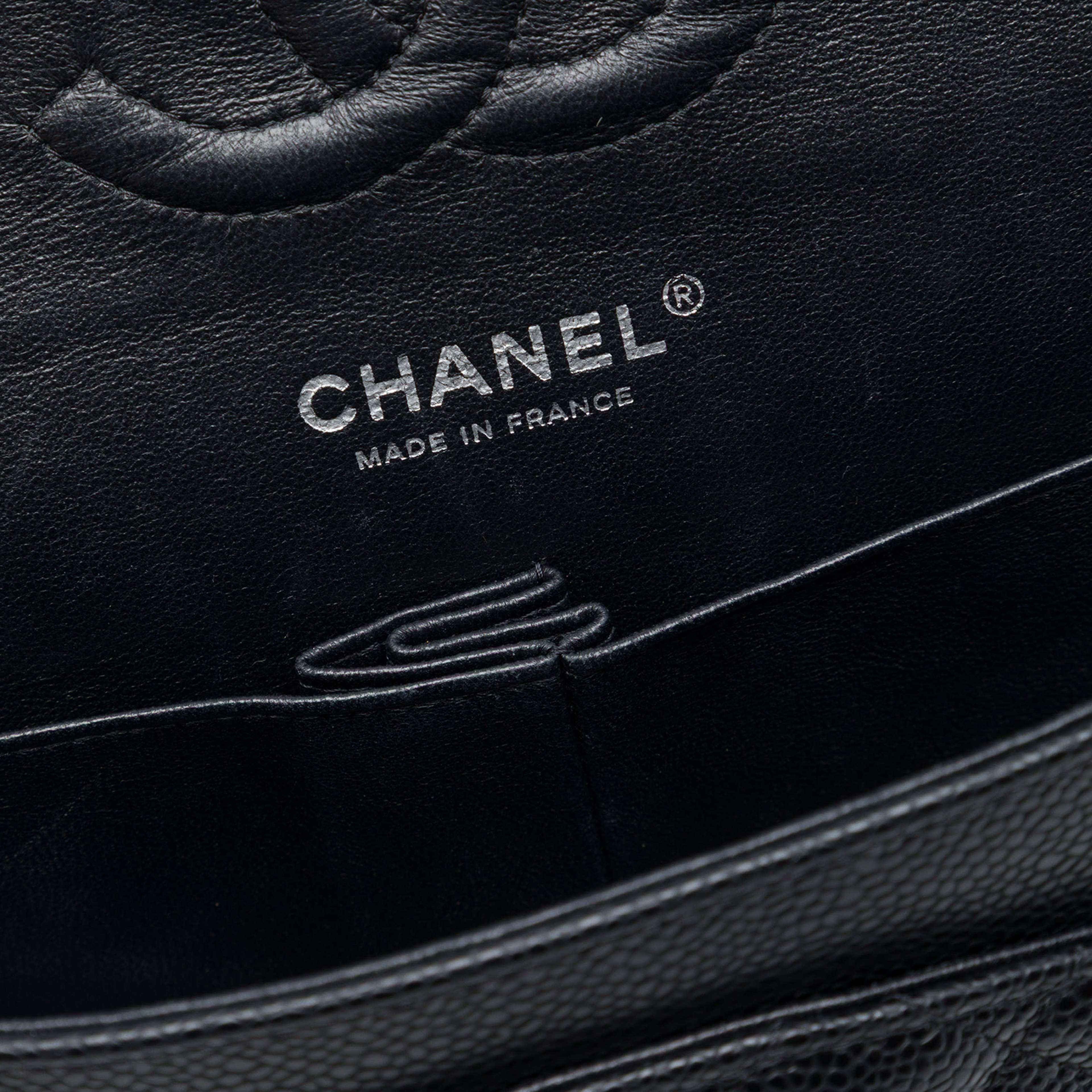 Chanel Medium Classic Caviar Double Flap, från Luxclusif, i färgen svart. Klicka för att öppna bilden i stort format