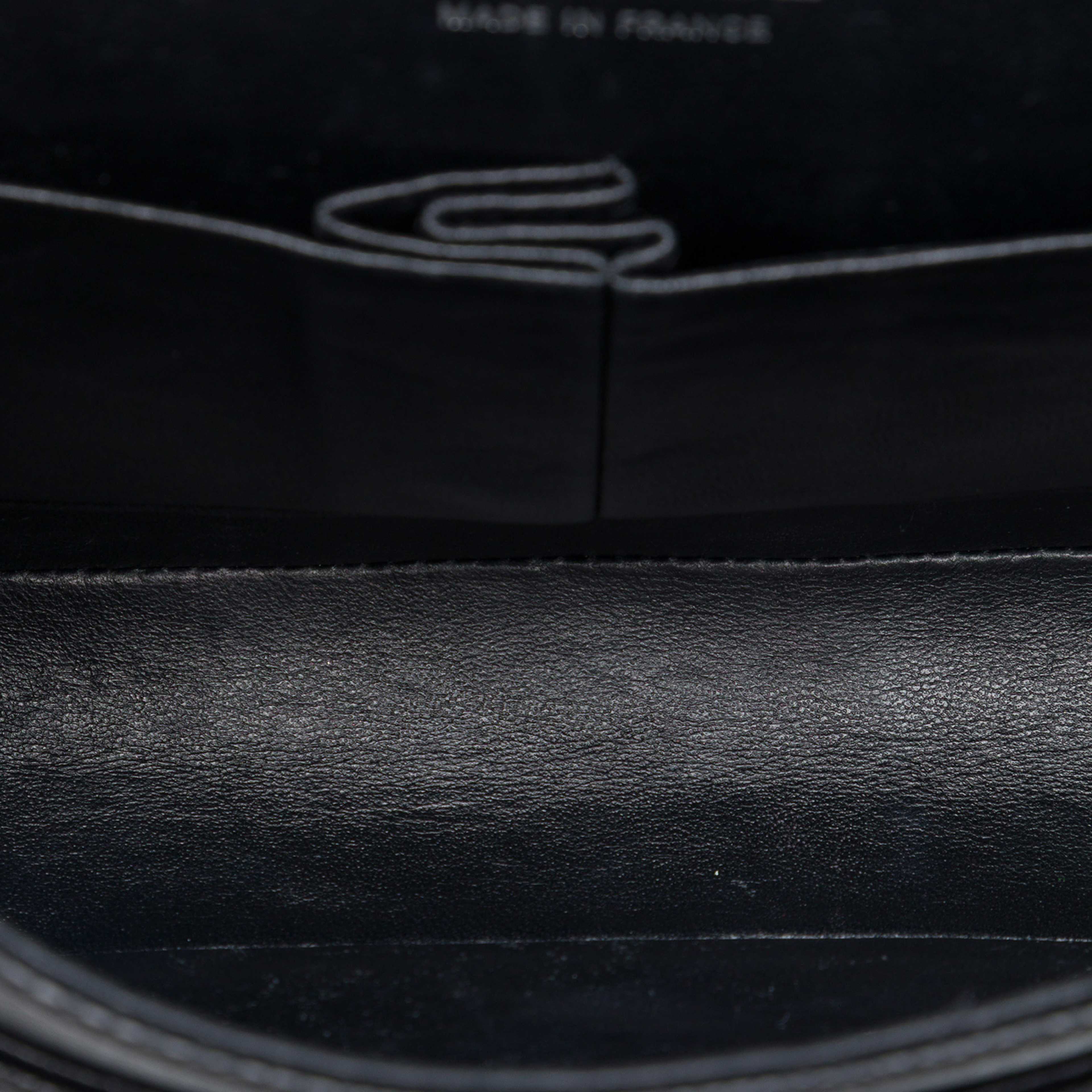 Chanel Medium Classic Caviar Double Flap, från Luxclusif, i färgen svart. Klicka för att öppna bilden i stort format
