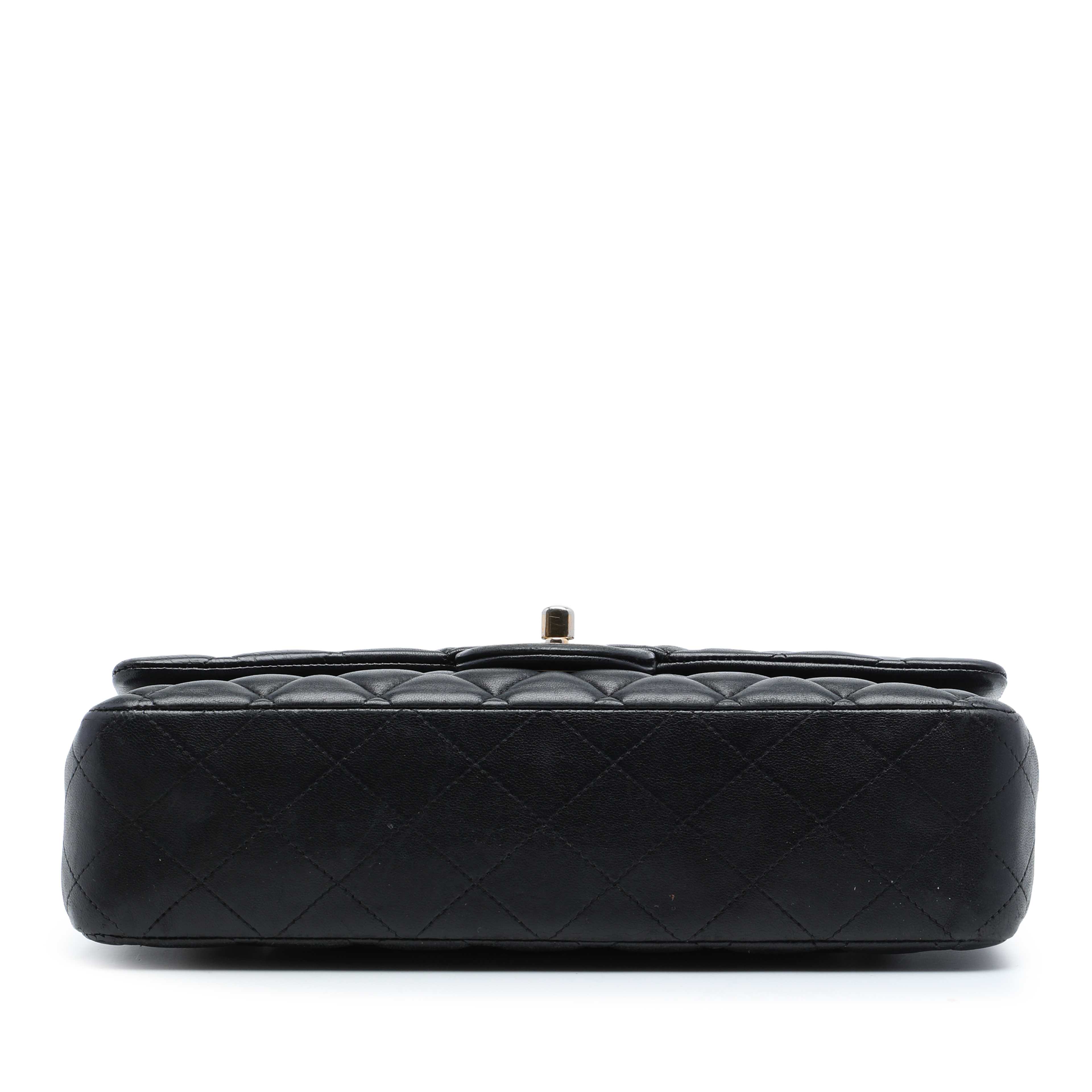 Chanel Medium Classic Lambskin Double Flap, från Luxclusif, i färgen svart. Klicka för att öppna bilden i stort format