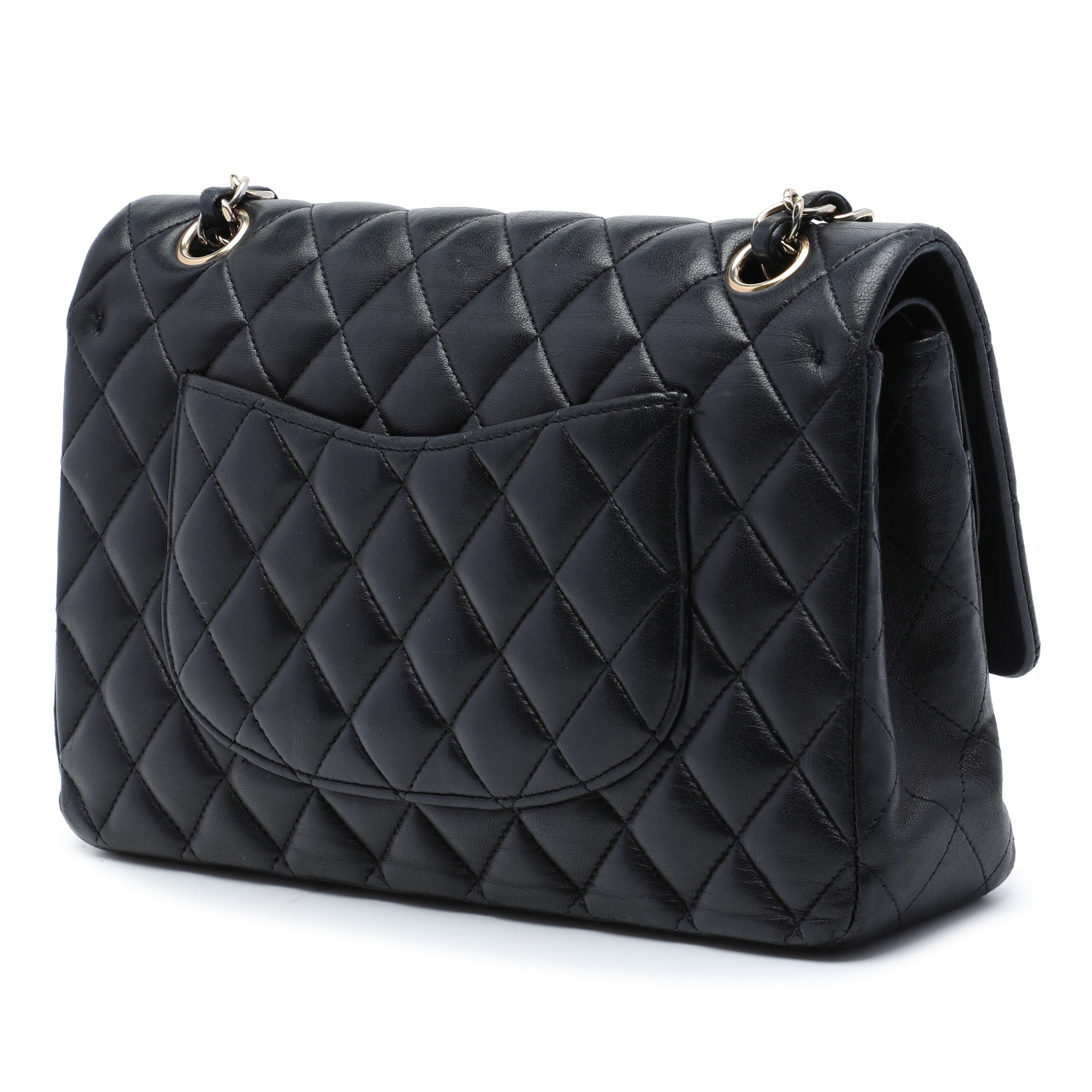 Chanel Medium Classic Lambskin Double Flap, från Luxclusif, i färgen svart. Klicka för att öppna bilden i stort format