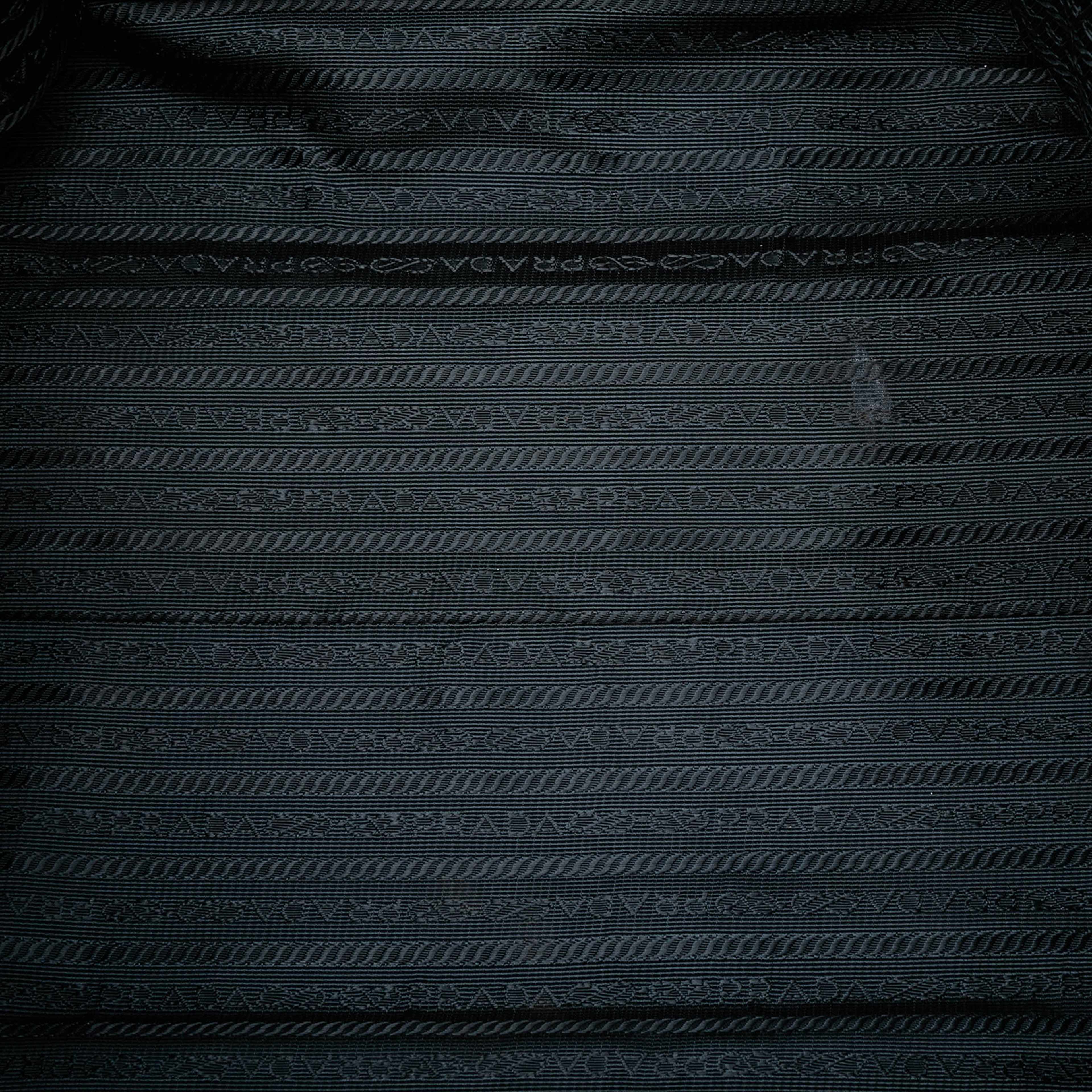 Prada Vitello Daino Front Pocket Tote, från Luxclusif, i färgen blue. Klicka för att öppna bilden i stort format