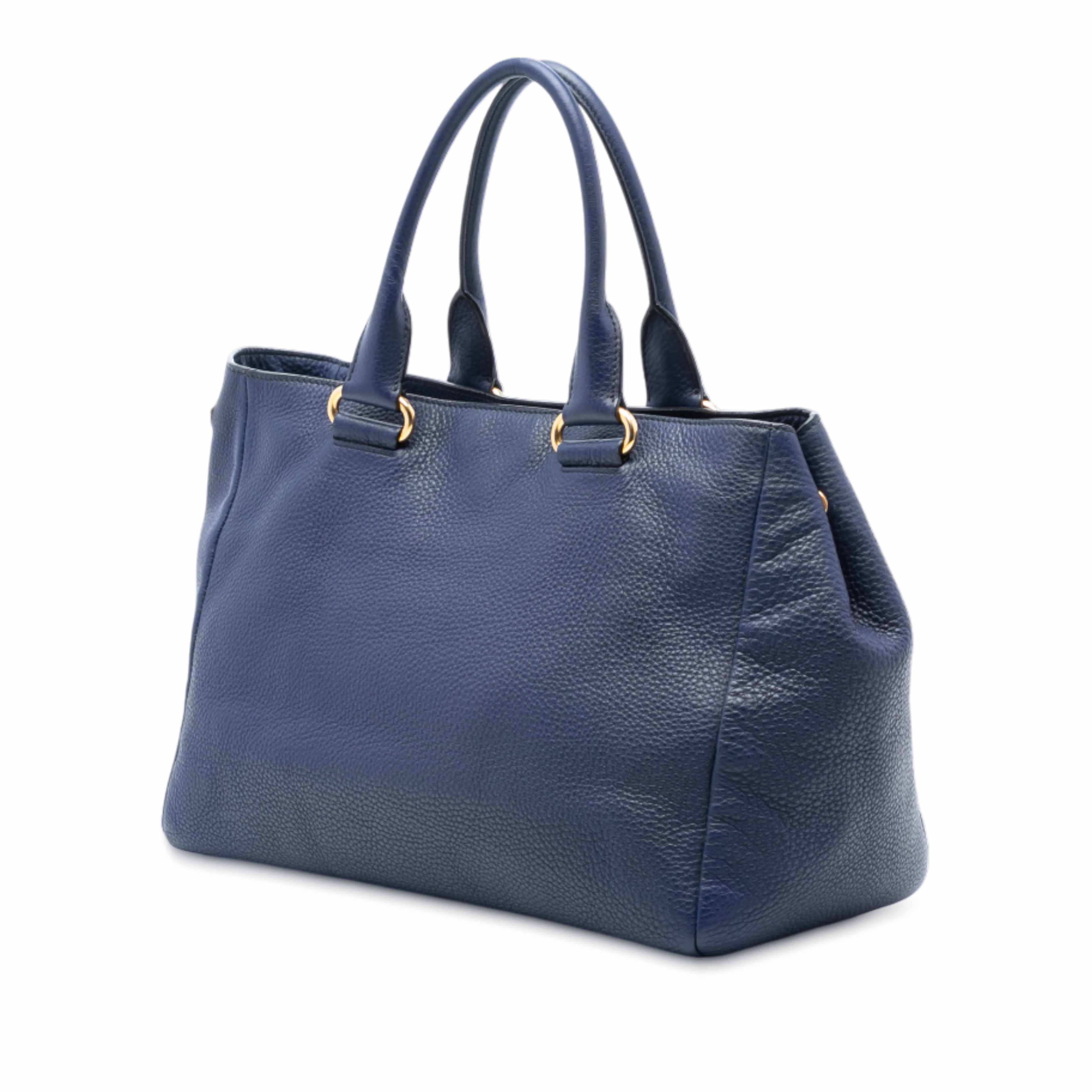 Prada Vitello Daino Front Pocket Tote, från Luxclusif, i färgen blå. Klicka för att öppna bilden i stort format