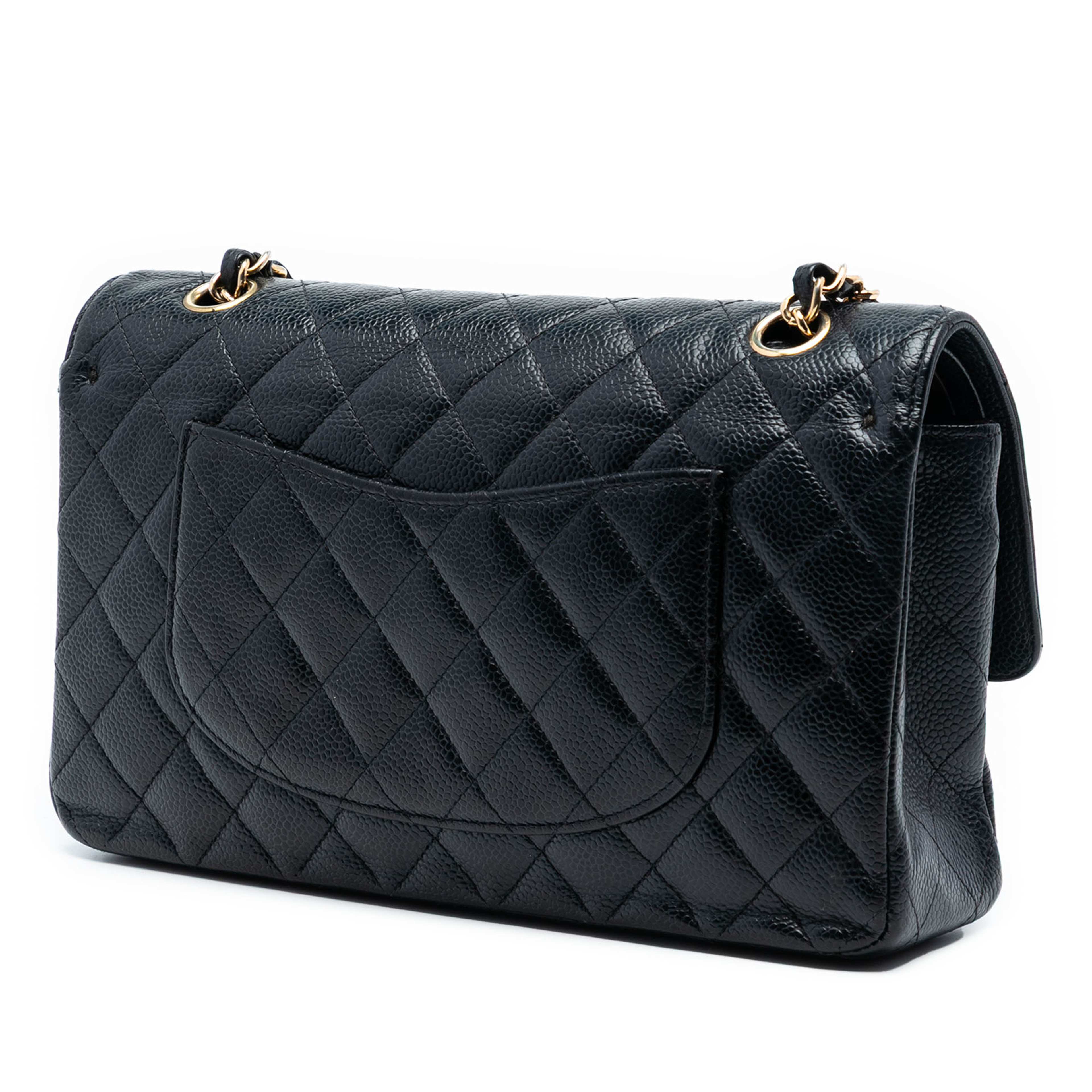 Chanel Medium Classic Caviar Double Flap, från Luxclusif, i färgen black. Klicka för att öppna bilden i stort format