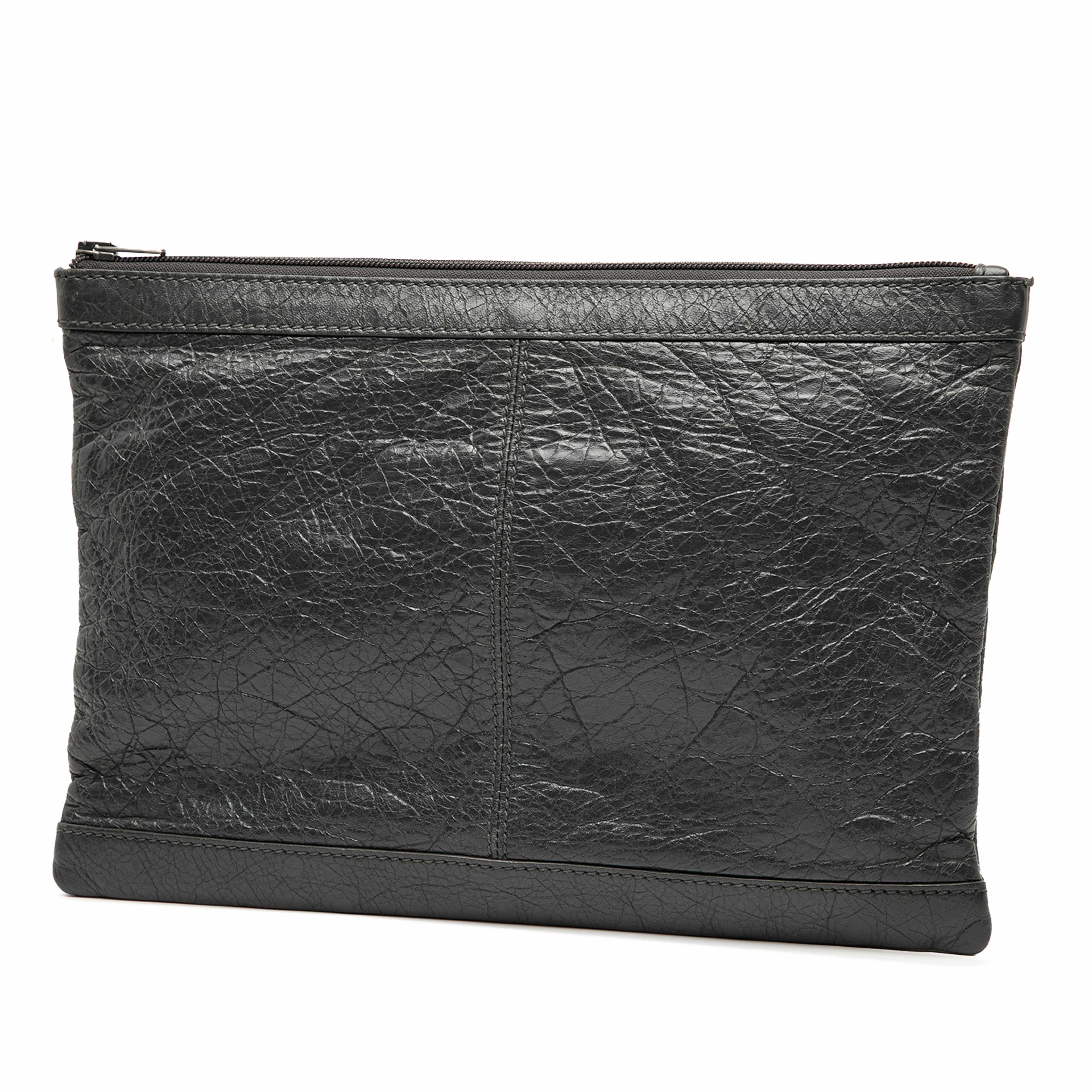 Balenciaga Lambskin Motocross Classic Clip M Clutch, från Luxclusif, i färgen svart. Klicka för att öppna bilden i stort format