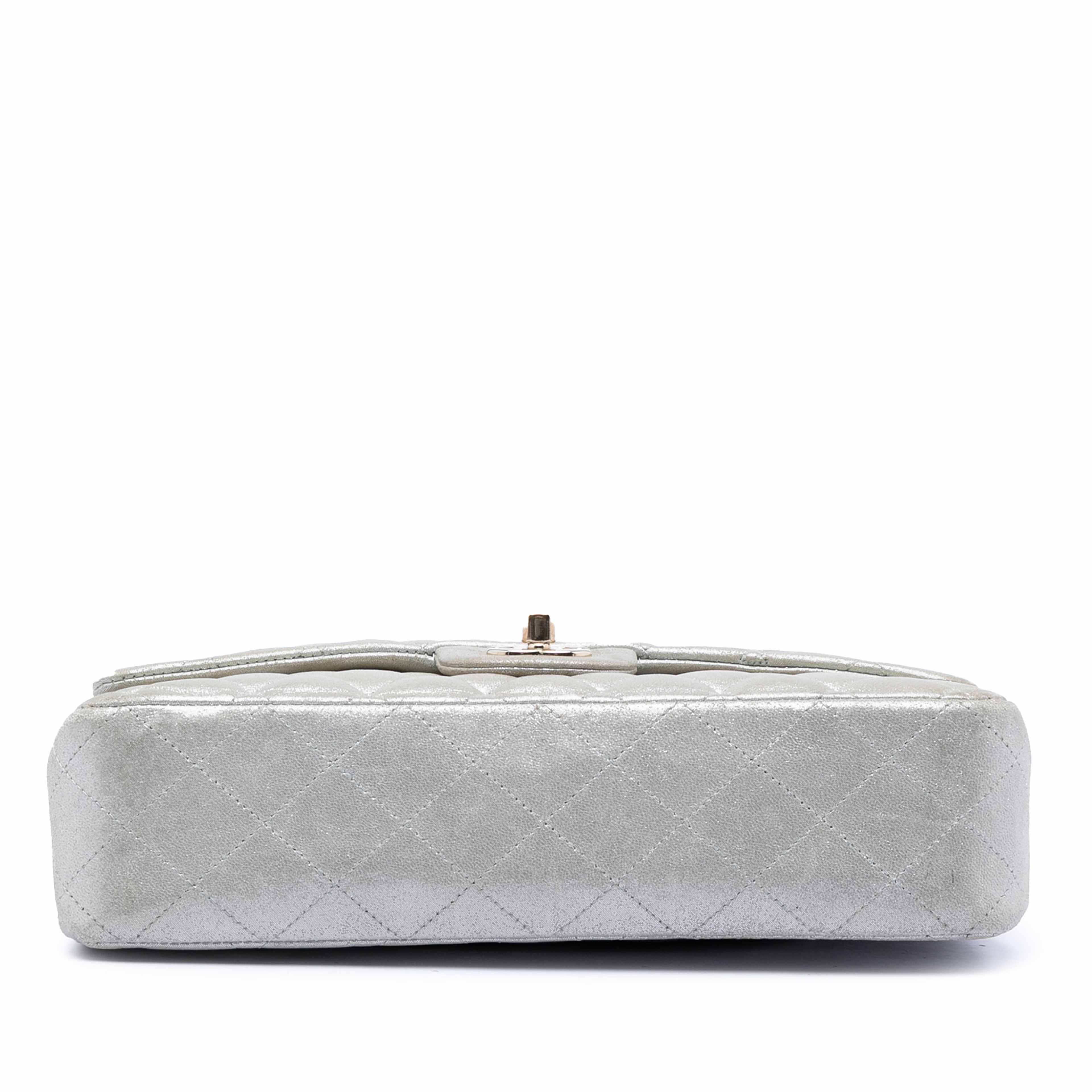 Chanel Medium Classic Iridescent Lambskin Double Flap, från Luxclusif, i färgen silver. Klicka för att öppna bilden i stort format