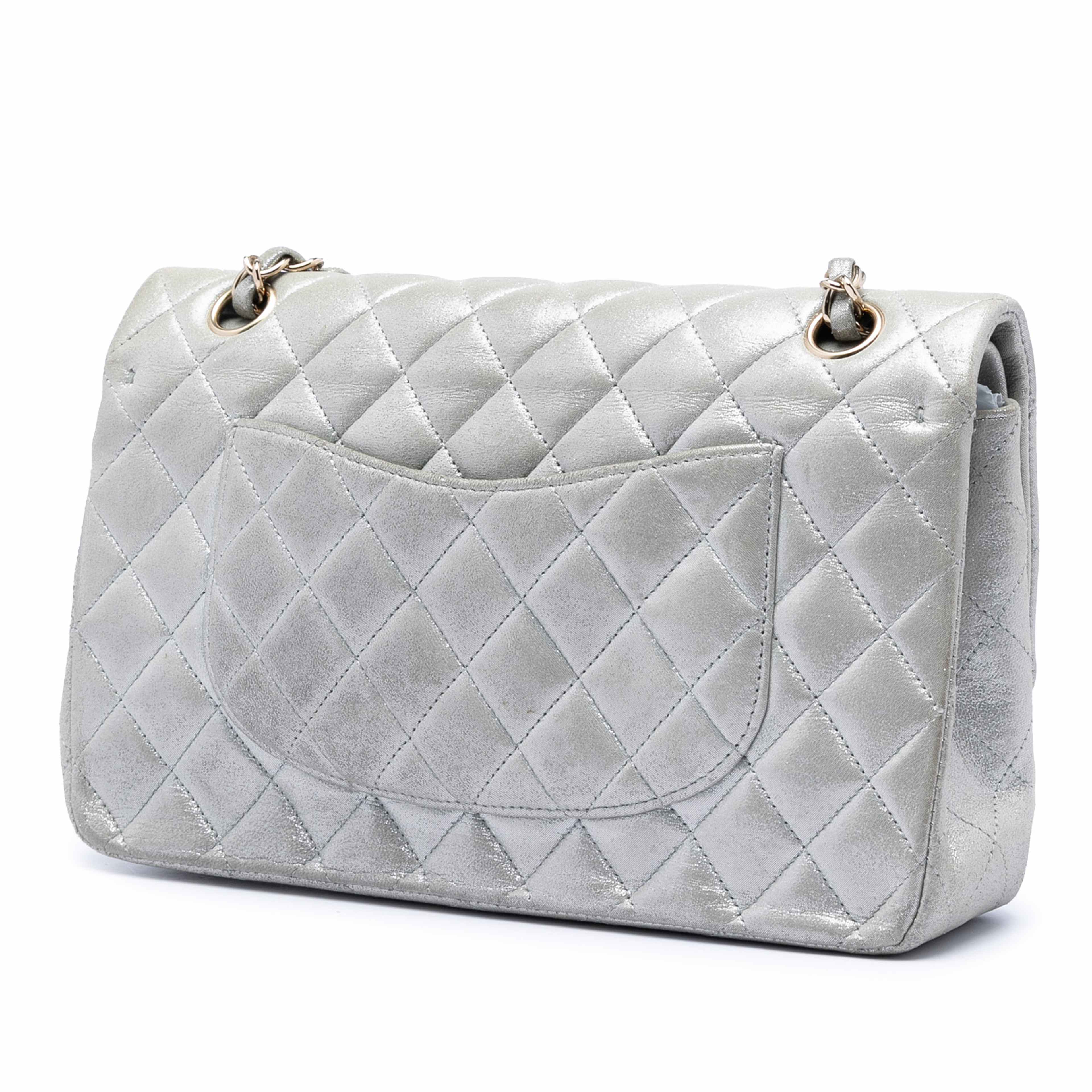 Chanel Medium Classic Iridescent Lambskin Double Flap, från Luxclusif, i färgen silver. Klicka för att öppna bilden i stort format