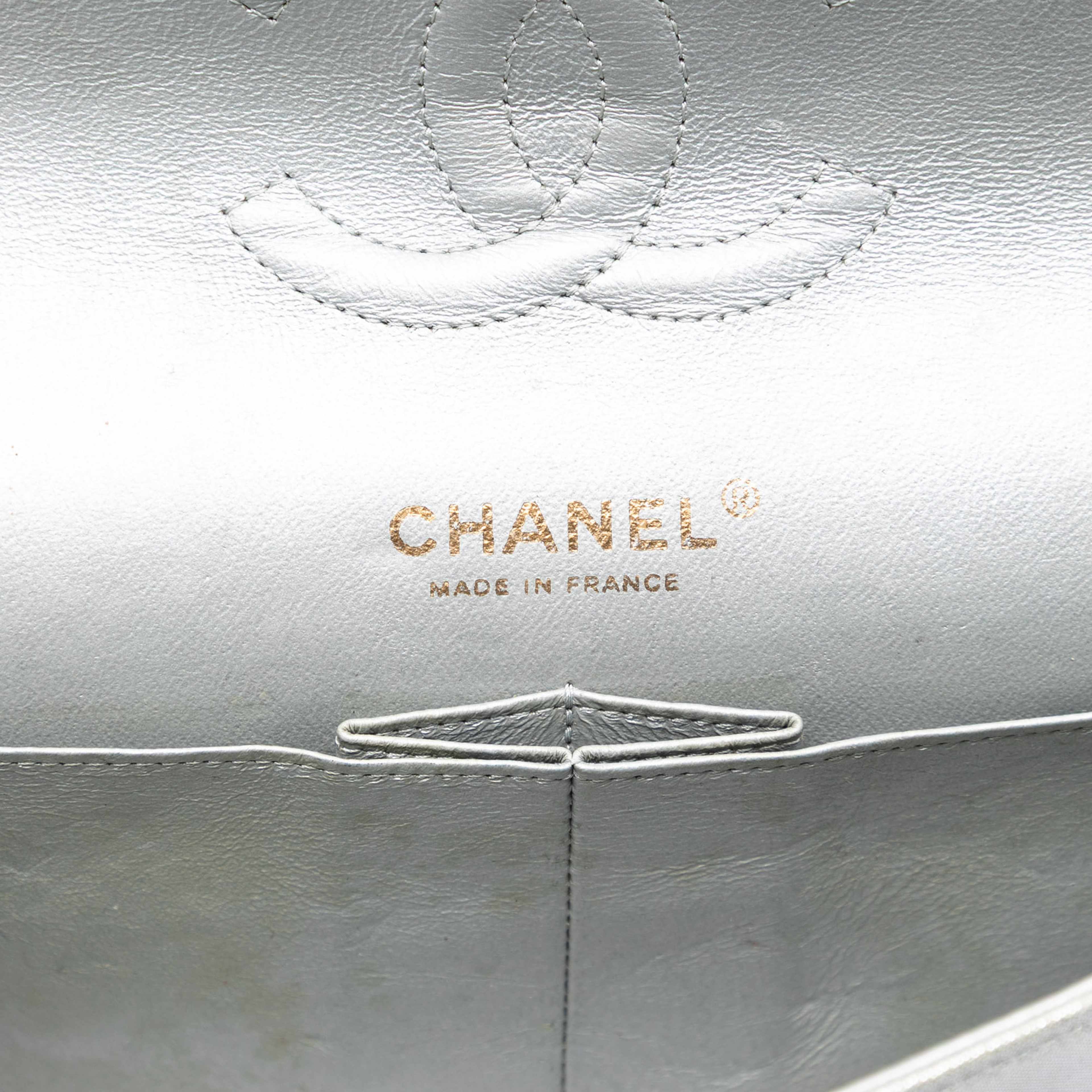 Chanel Medium Classic Iridescent Lambskin Double Flap, från Luxclusif, i färgen silver. Klicka för att öppna bilden i stort format