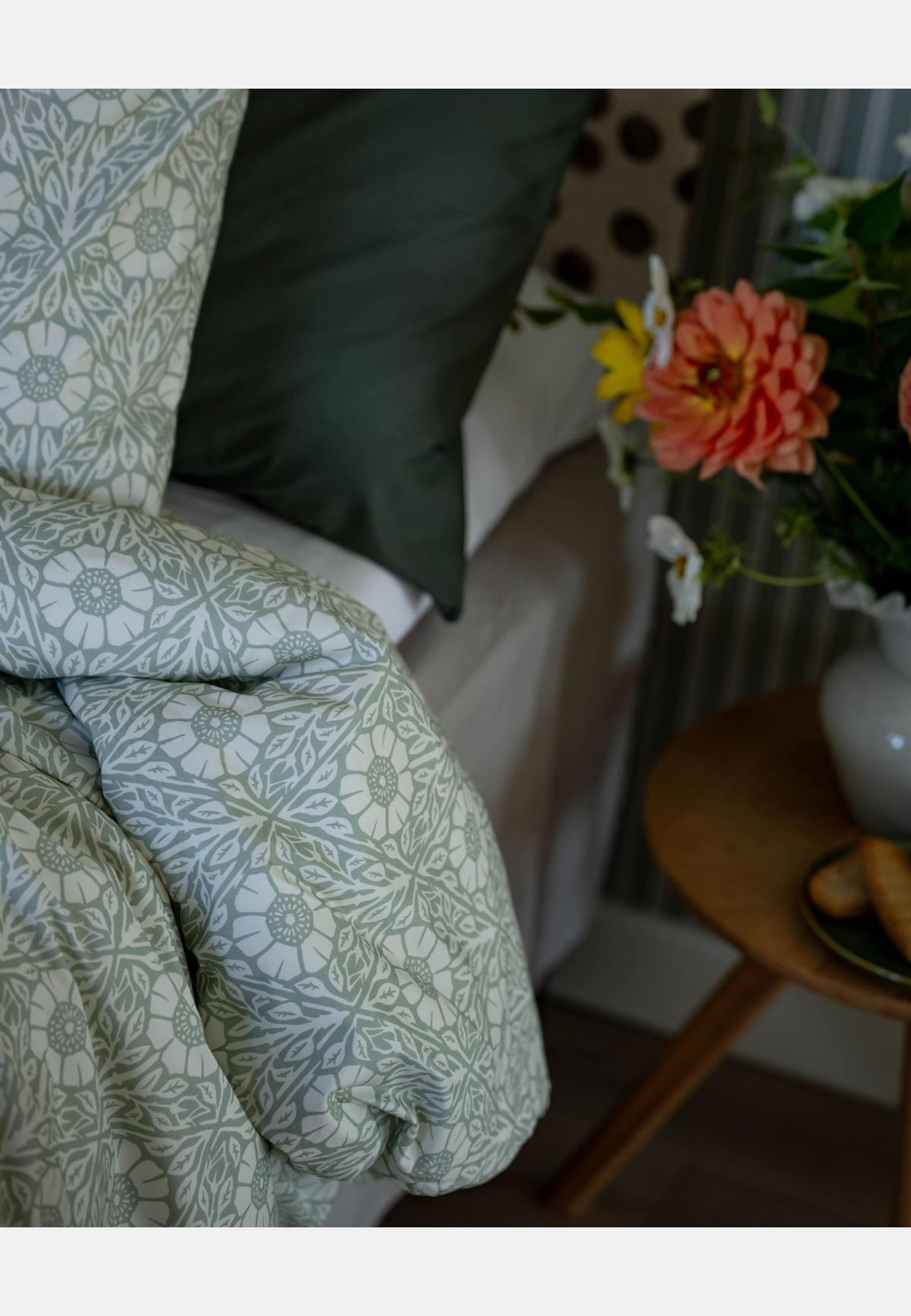 Folkness-täcke mönster, från Folkness, i färgen nyponros green. Klicka för att öppna bilden i stort format