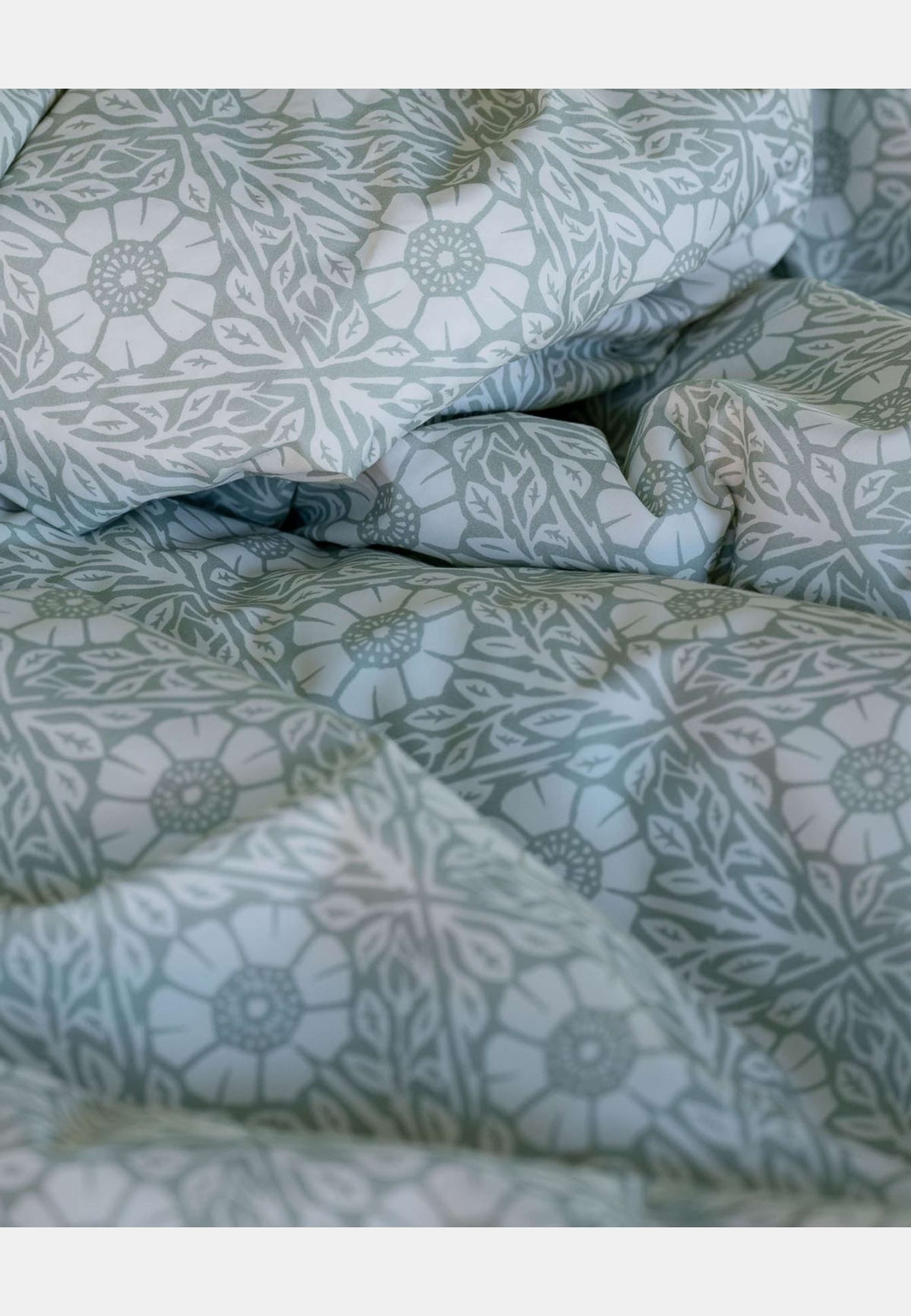 Folkness-täcke mönster, från Folkness, i färgen nyponros green. Klicka för att öppna bilden i stort format