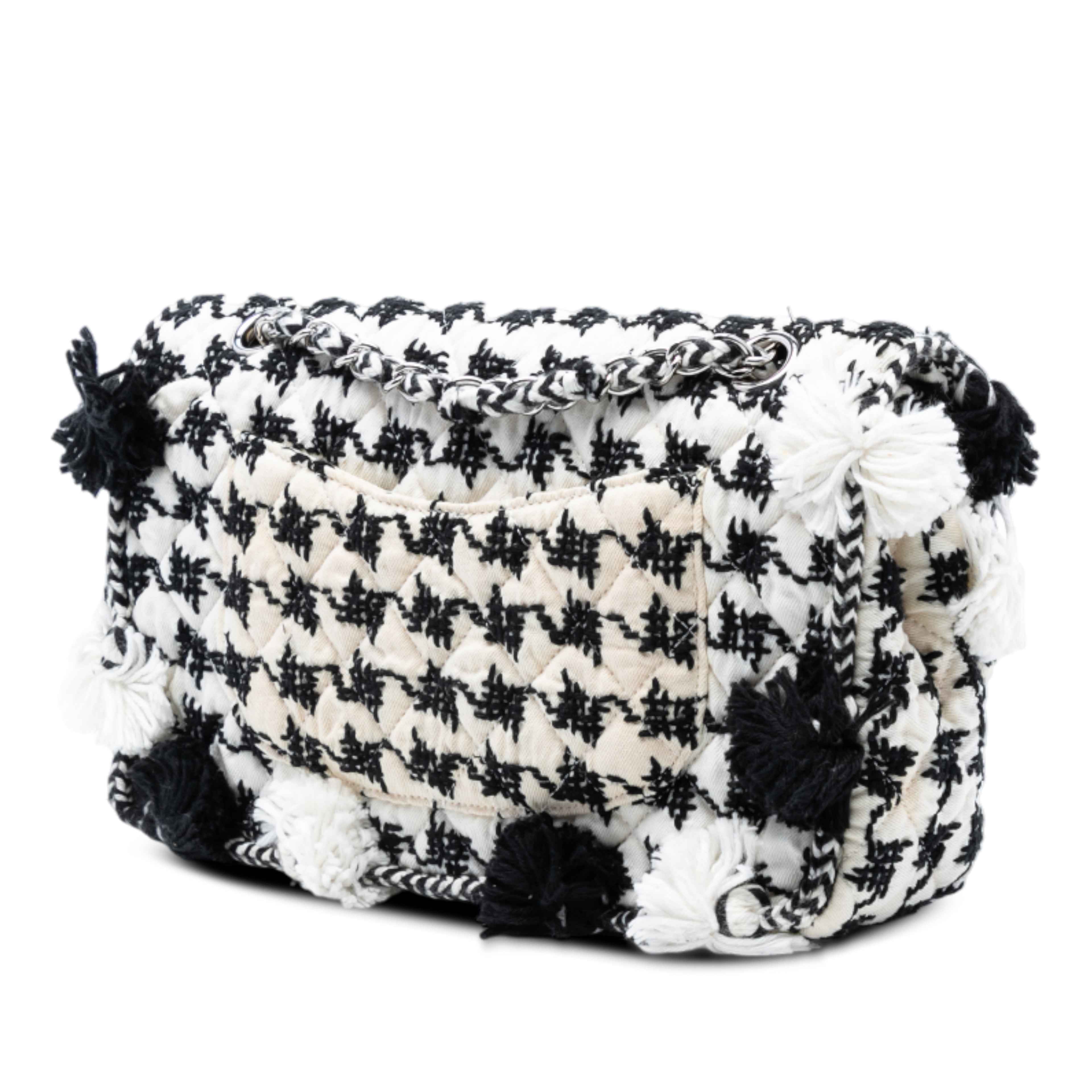 Chanel Medium Classic Embroidered Canvas Double Flap, från Luxclusif, i färgen white. Klicka för att öppna bilden i stort format