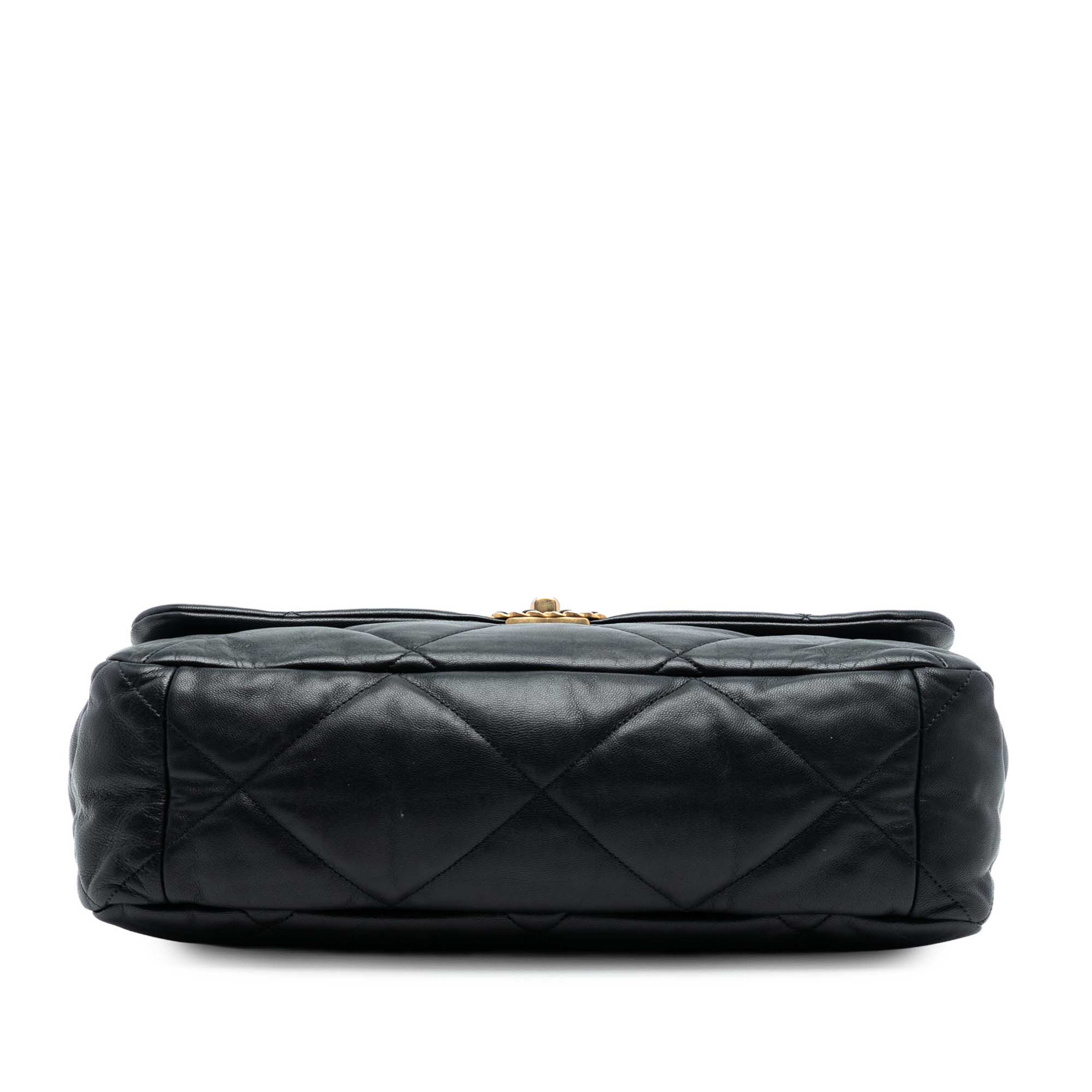 Chanel Maxi Lambskin 19 Flap, från Luxclusif, i färgen black. Klicka för att öppna bilden i stort format
