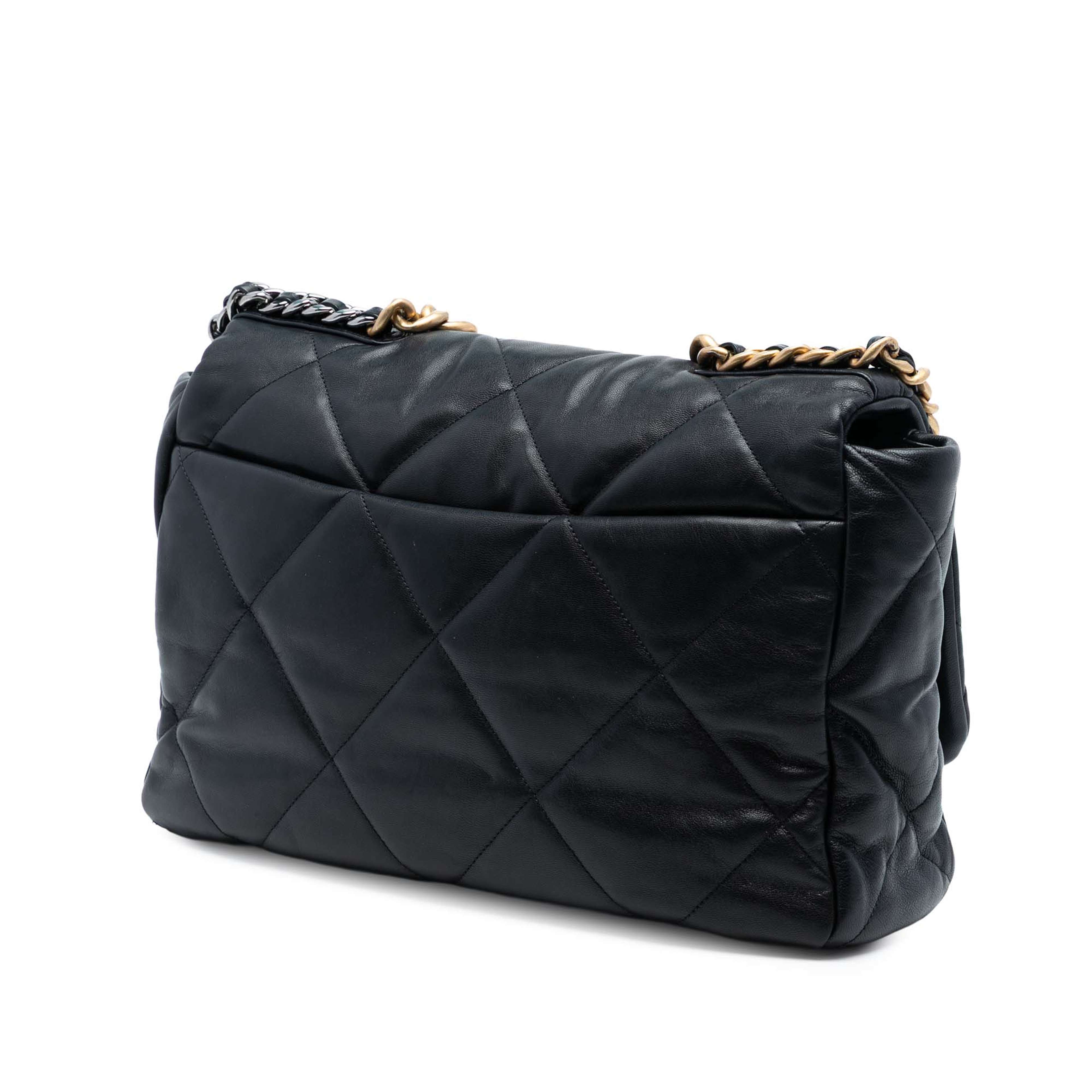 Chanel Maxi Lambskin 19 Flap, från Luxclusif, i färgen black. Klicka för att öppna bilden i stort format
