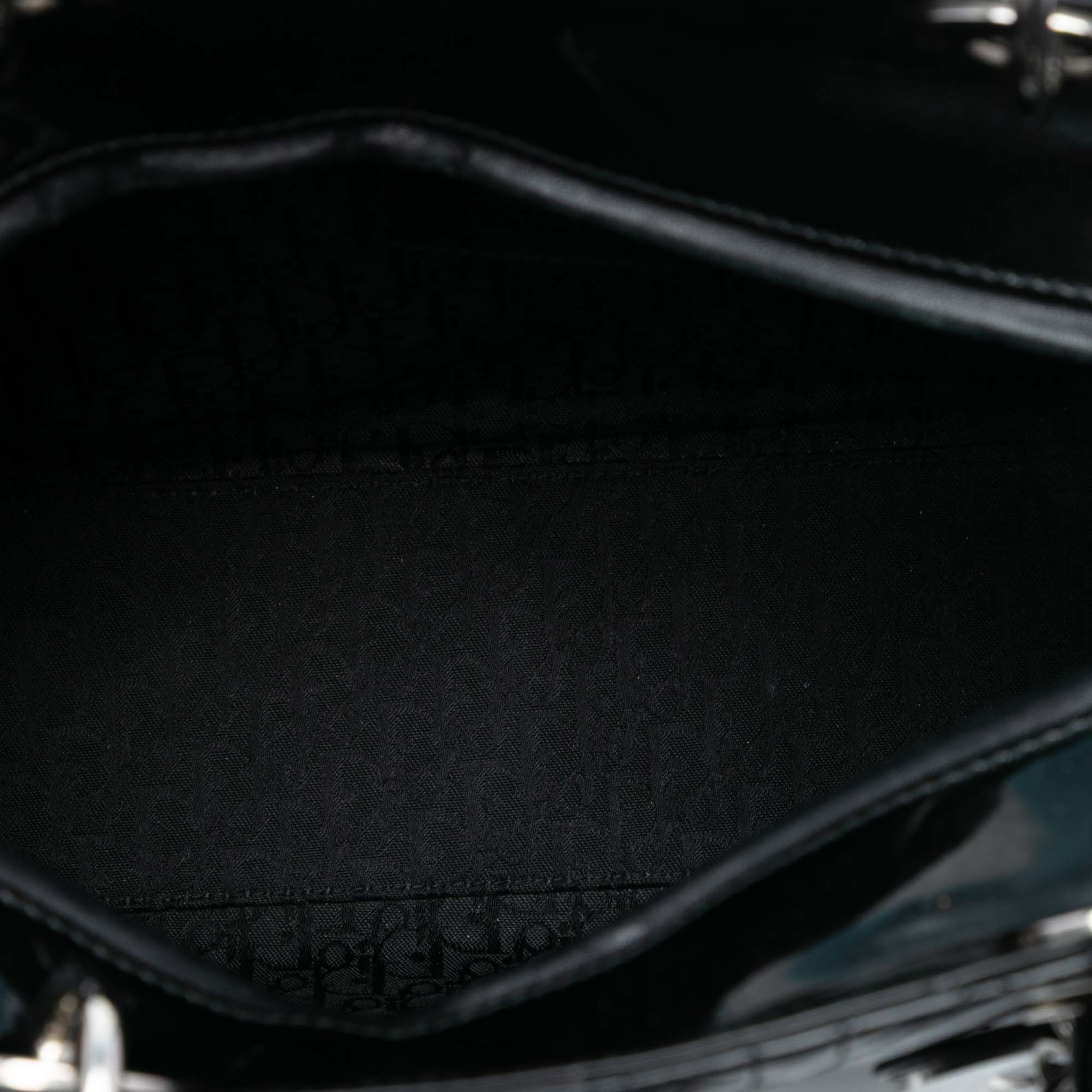 Dior Large Patent Cannage Lady Dior, från Luxclusif, i färgen black. Klicka för att öppna bilden i stort format