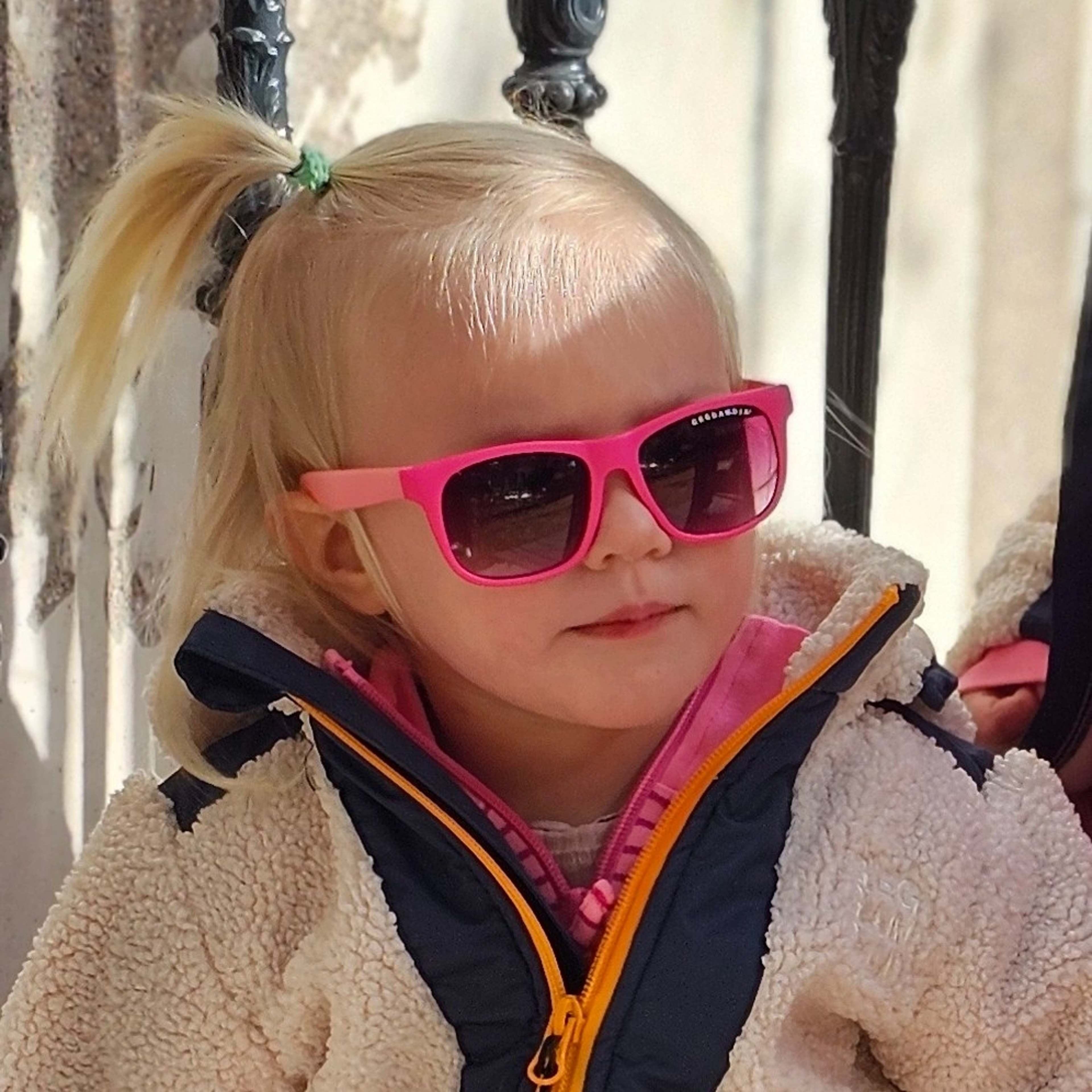 Solglasögon Kids, från Geggamoja, i färgen rosa.