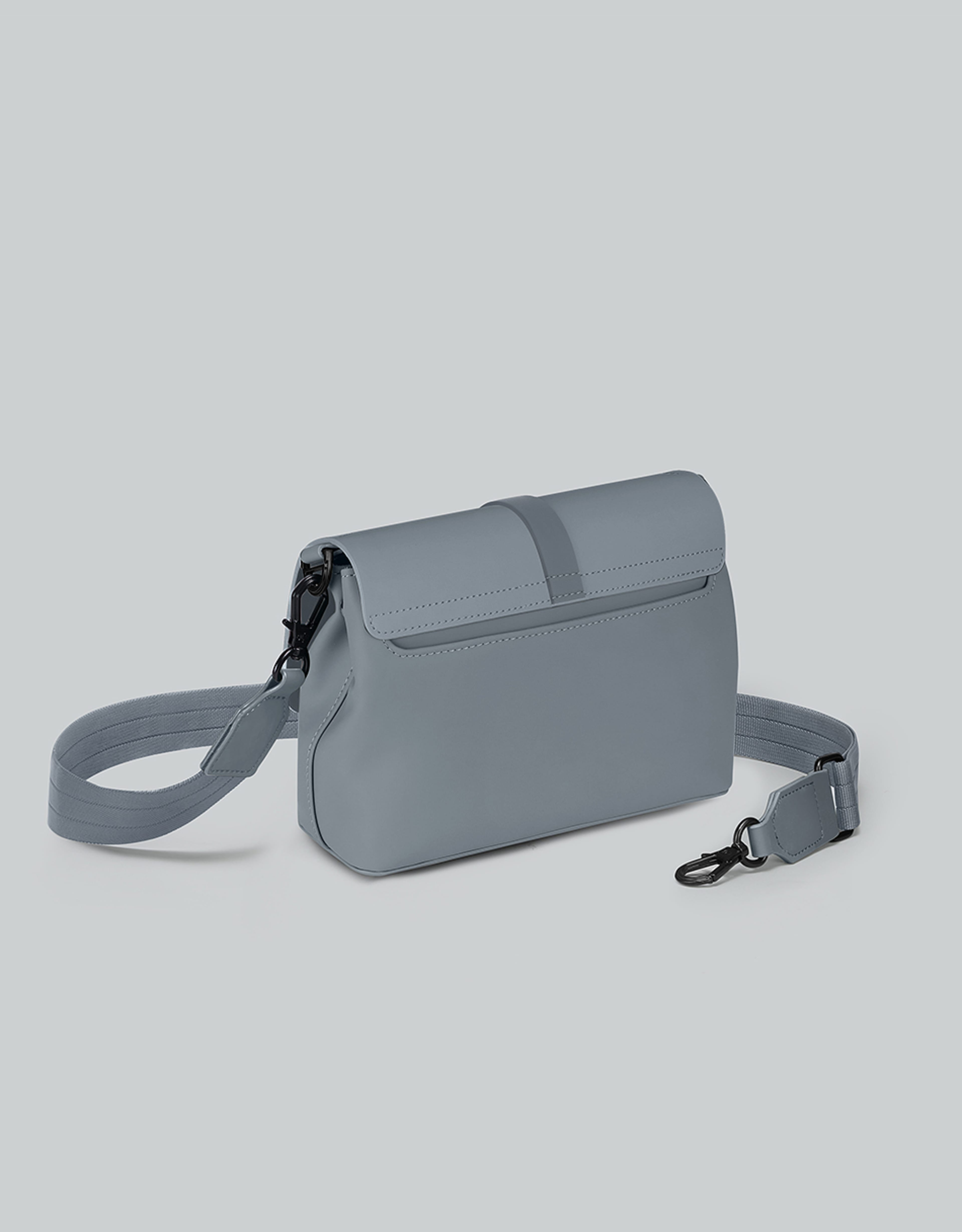 Spläsh Crossbody Bag, från Gaston Luga, i färgen granite. Klicka för att öppna bilden i stort format