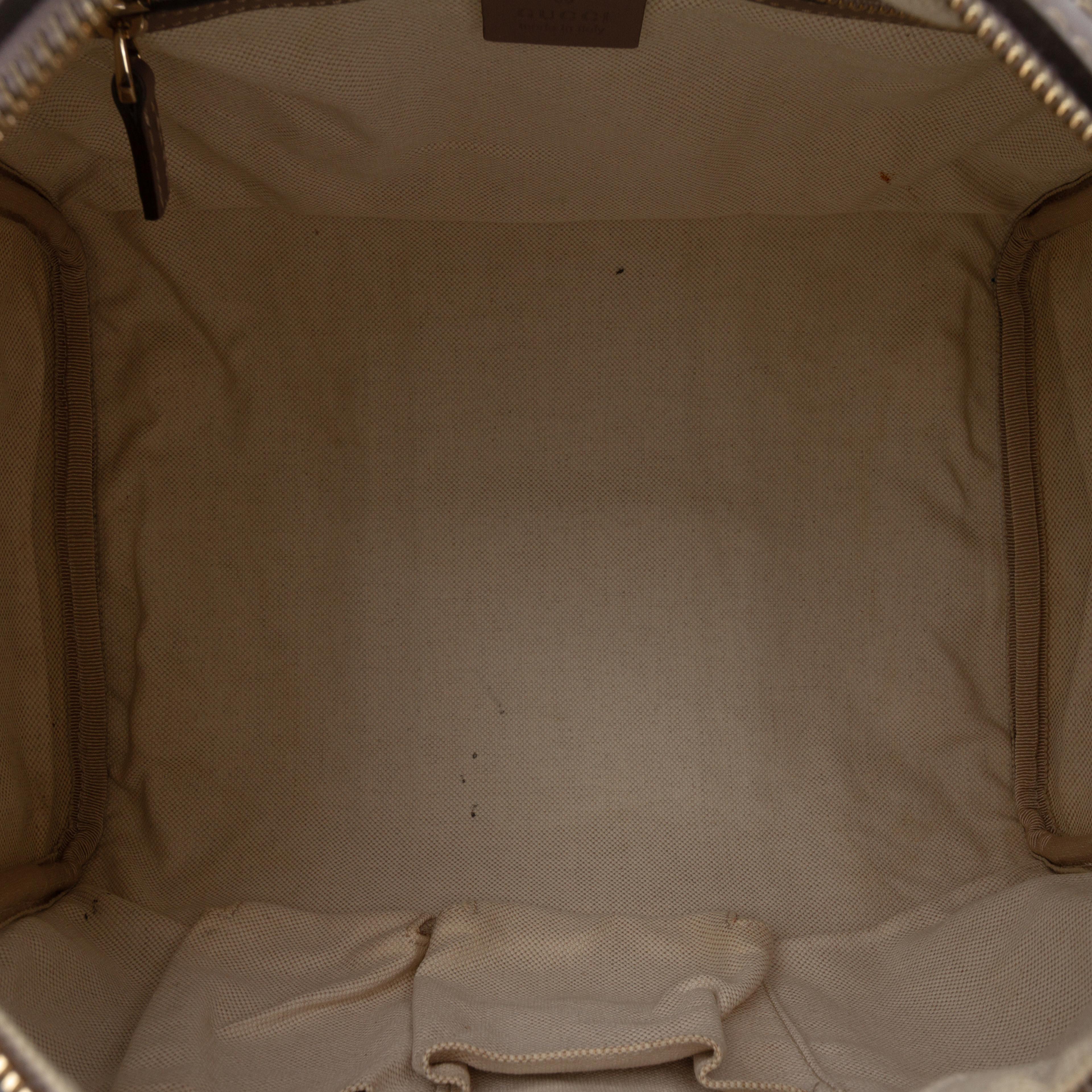 Gucci Medium Gg Canvas Web Joy Boston Bag, från Luxclusif, i färgen beige. Klicka för att öppna bilden i stort format