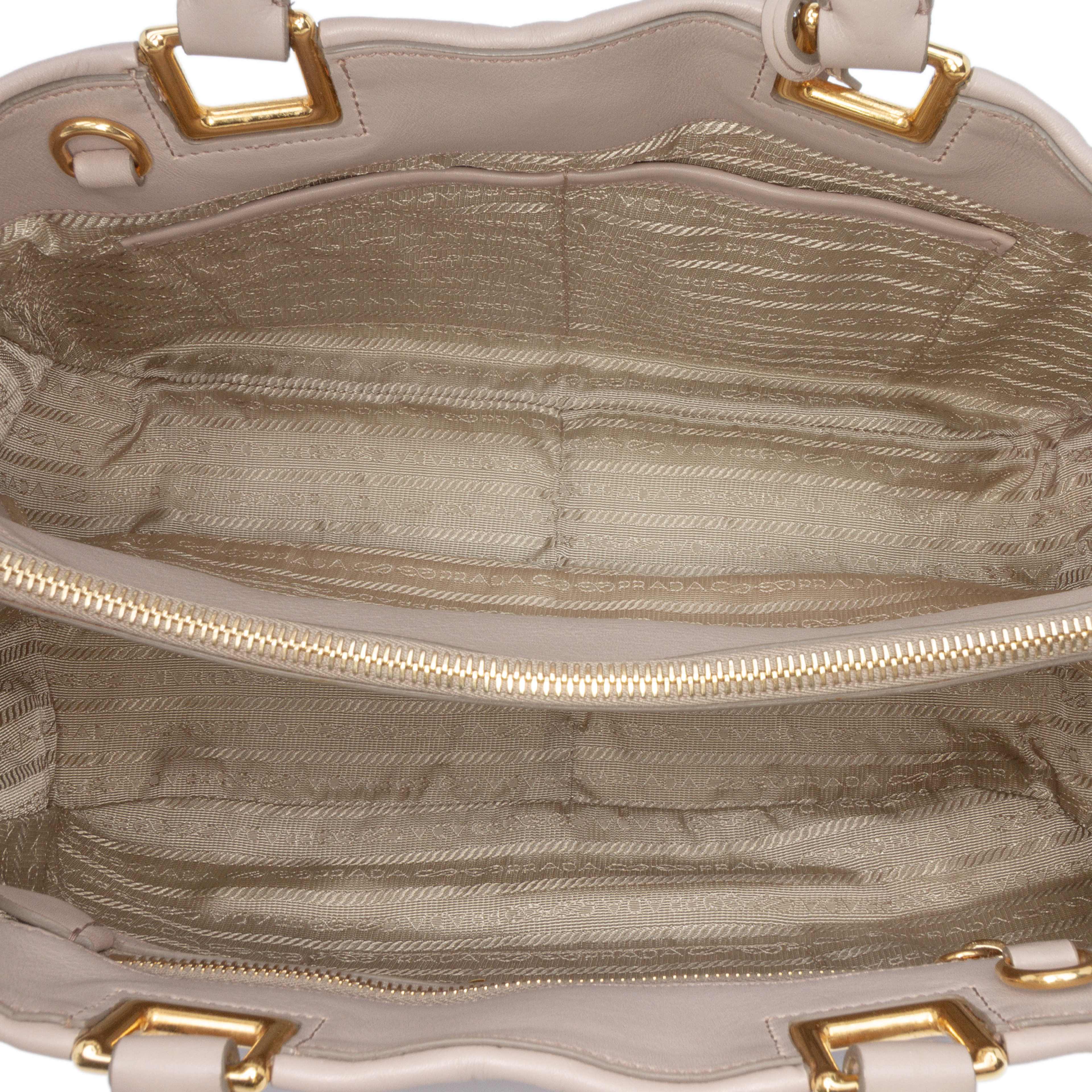 Prada Vitello Bow Satchel, från Luxclusif, i färgen beige. Klicka för att öppna bilden i stort format