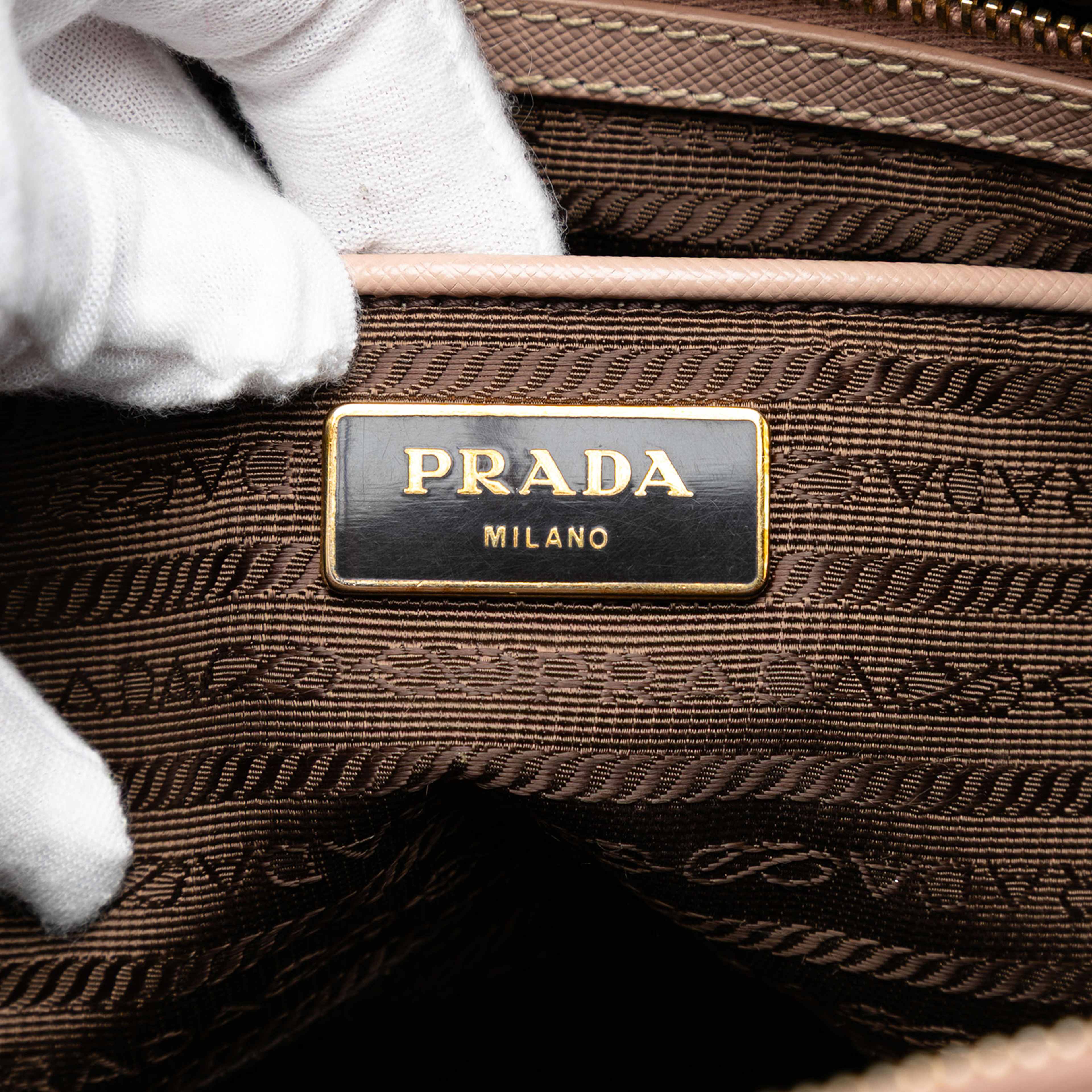 Prada Large Saffiano Lux Galleria Double Zip Satchel, från Luxclusif, i färgen nude. Klicka för att öppna bilden i stort format