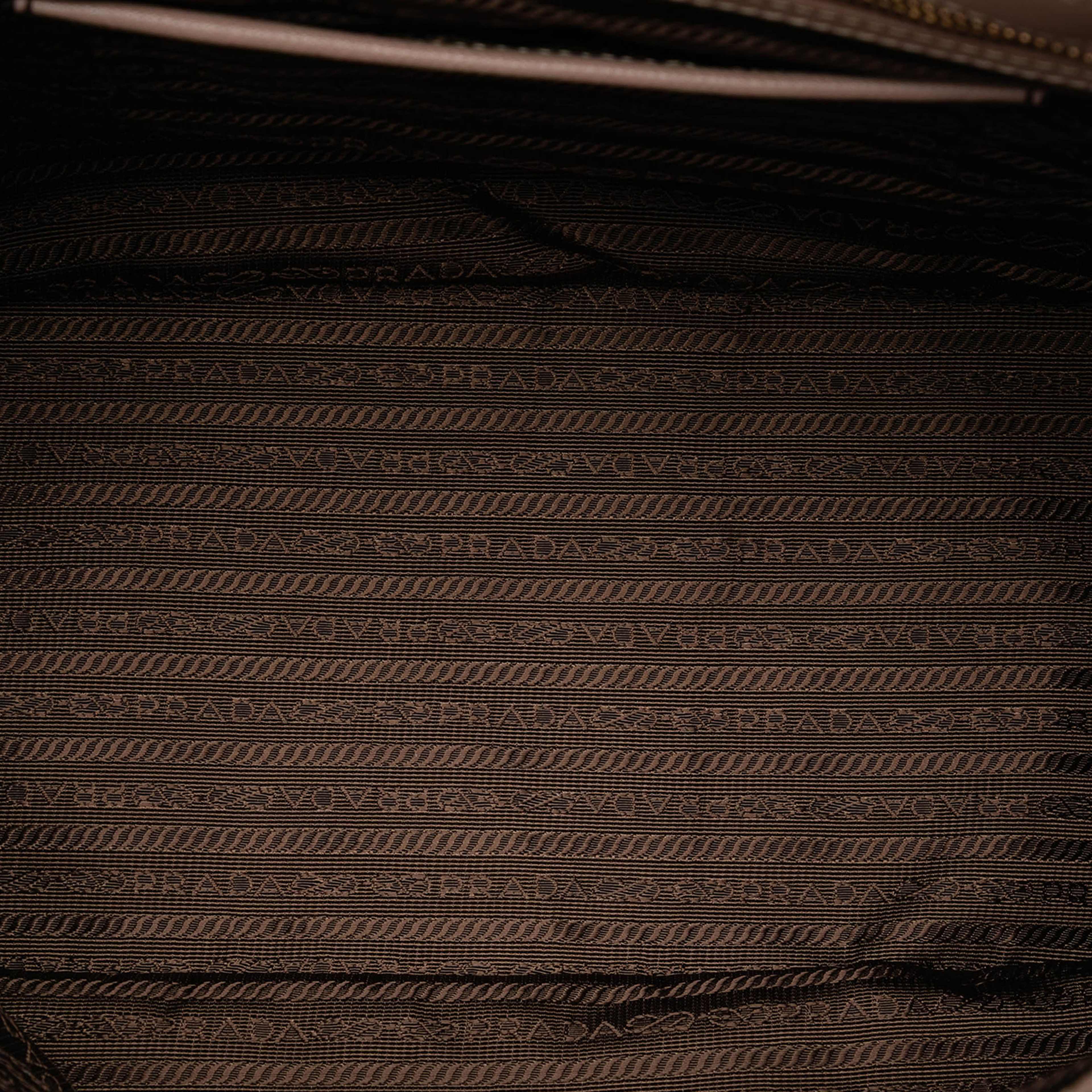 Prada Large Saffiano Lux Galleria Double Zip Satchel, från Luxclusif, i färgen nude. Klicka för att öppna bilden i stort format