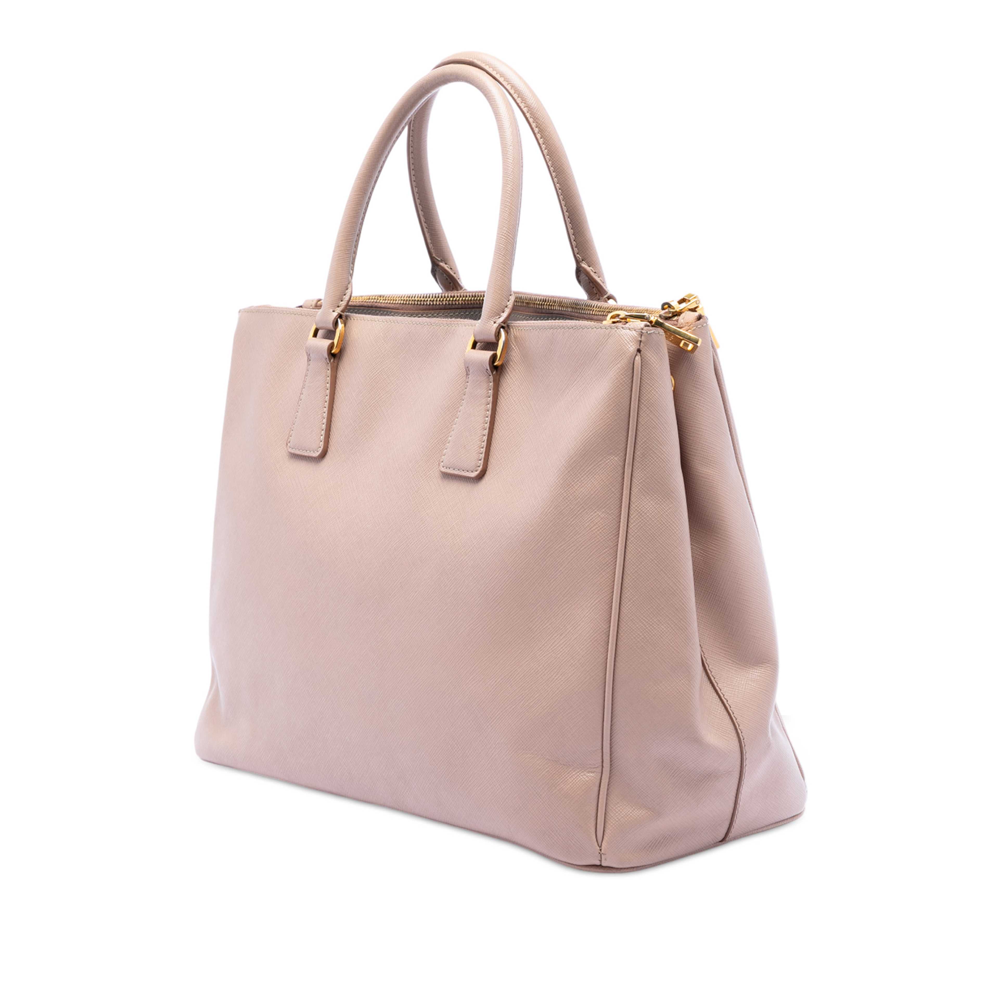 Prada Large Saffiano Lux Galleria Double Zip Satchel, från Luxclusif, i färgen nude. Klicka för att öppna bilden i stort format