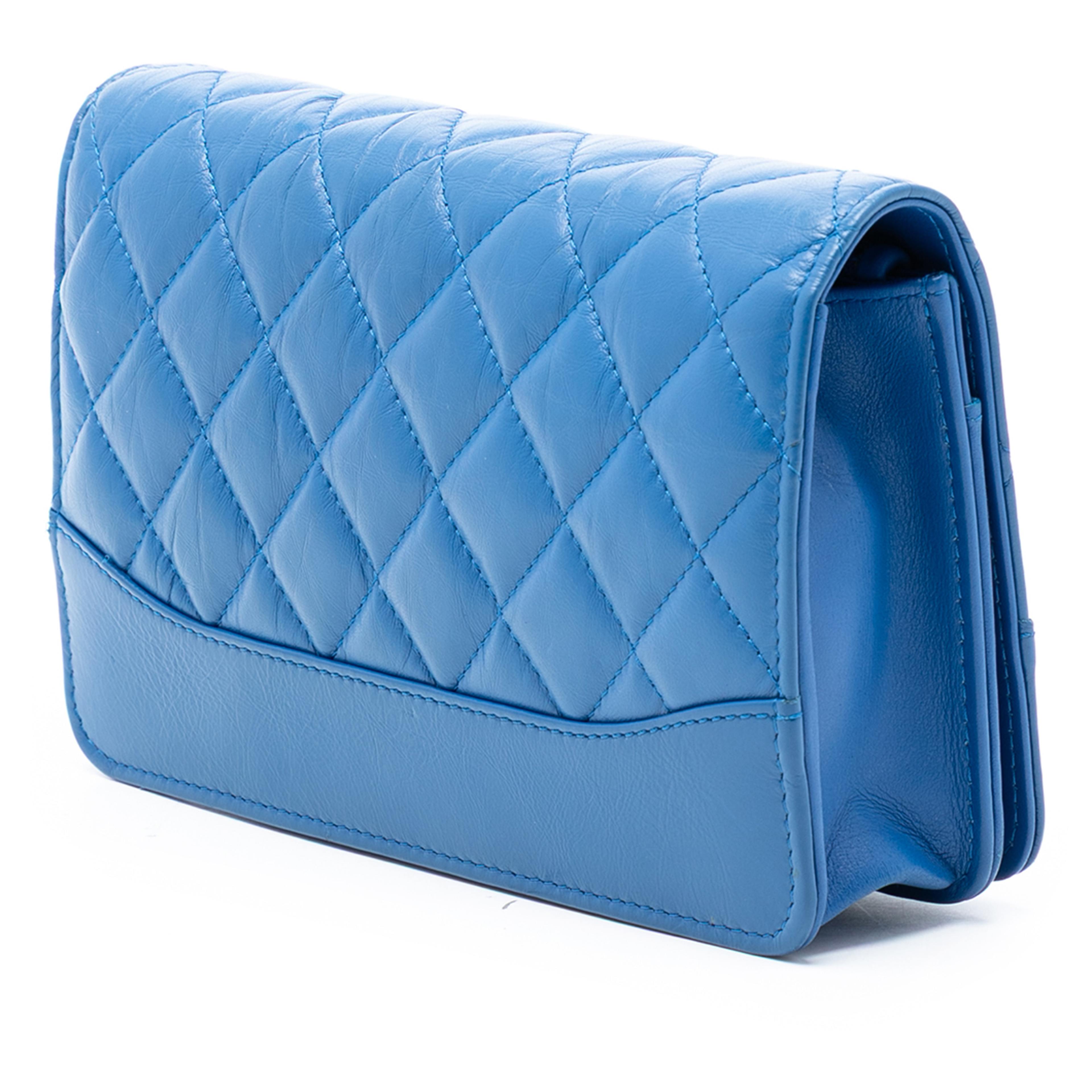 Chanel Quilted Aged Calfskin Gabrielle Wallet On Chain, från Luxclusif, i färgen blue. Klicka för att öppna bilden i stort format