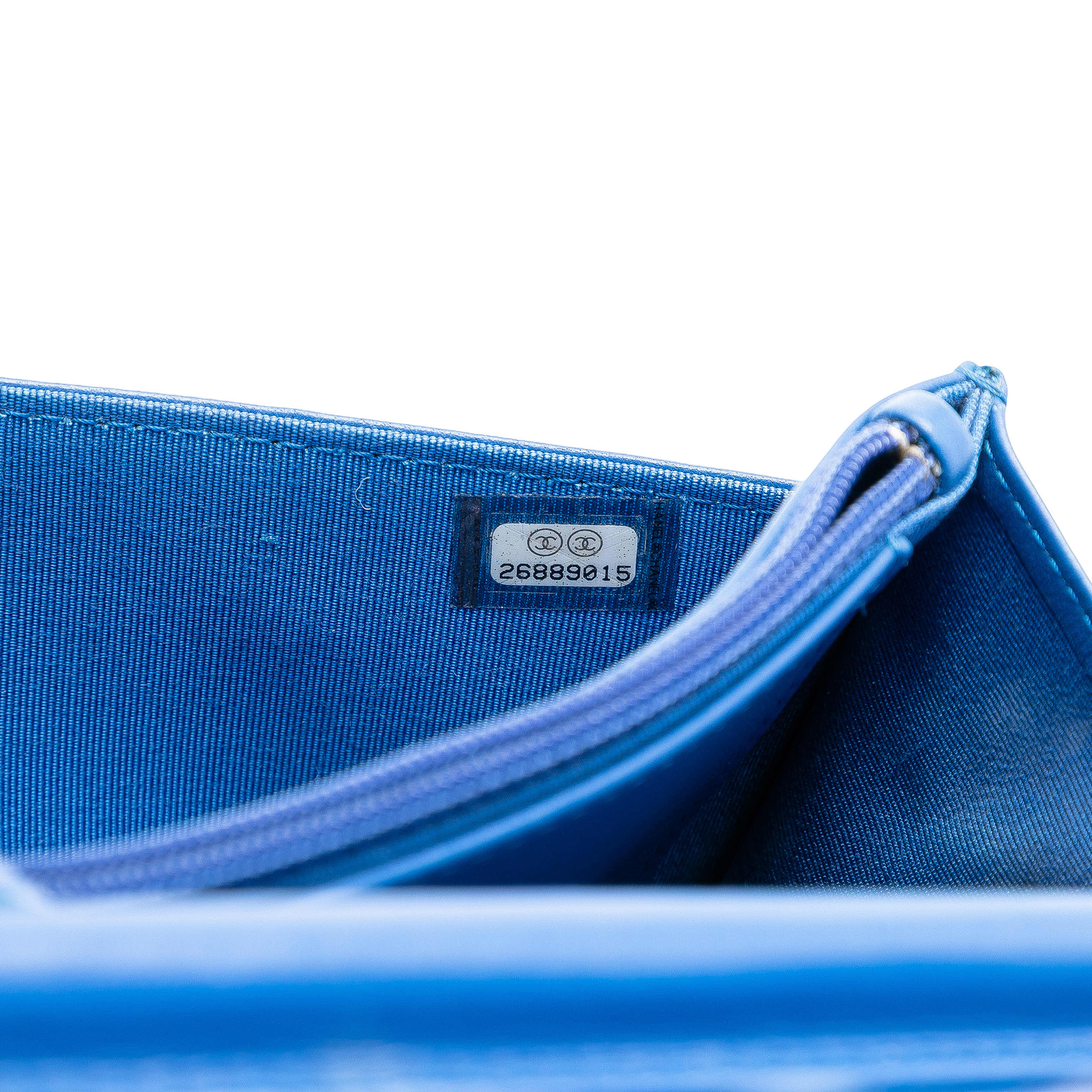 Chanel Quilted Aged Calfskin Gabrielle Wallet On Chain, från Luxclusif, i färgen blue. Klicka för att öppna bilden i stort format