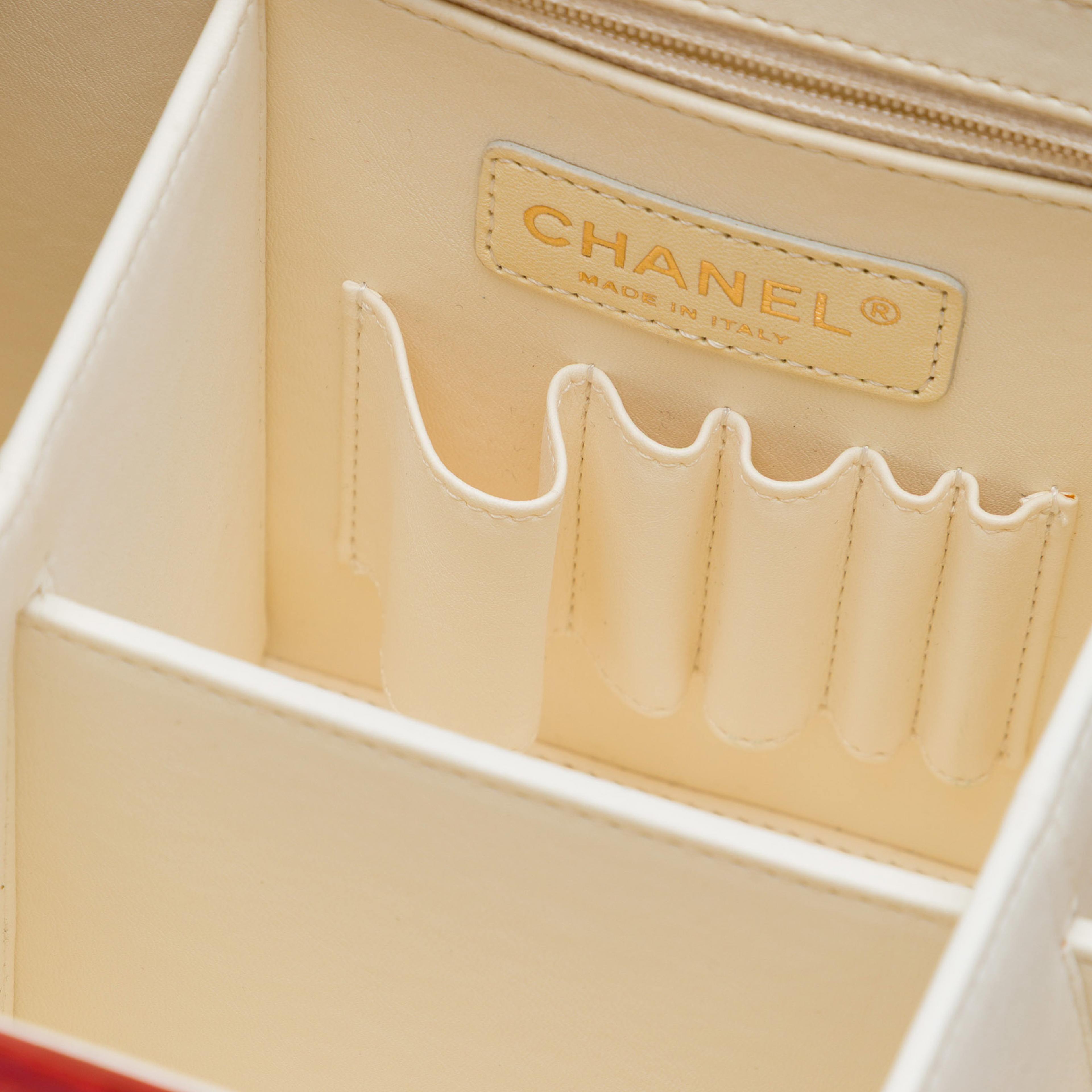 Chanel Cc Quilted Glazed Calfskin Vanity Case, från Luxclusif, i färgen röd. Klicka för att öppna bilden i stort format