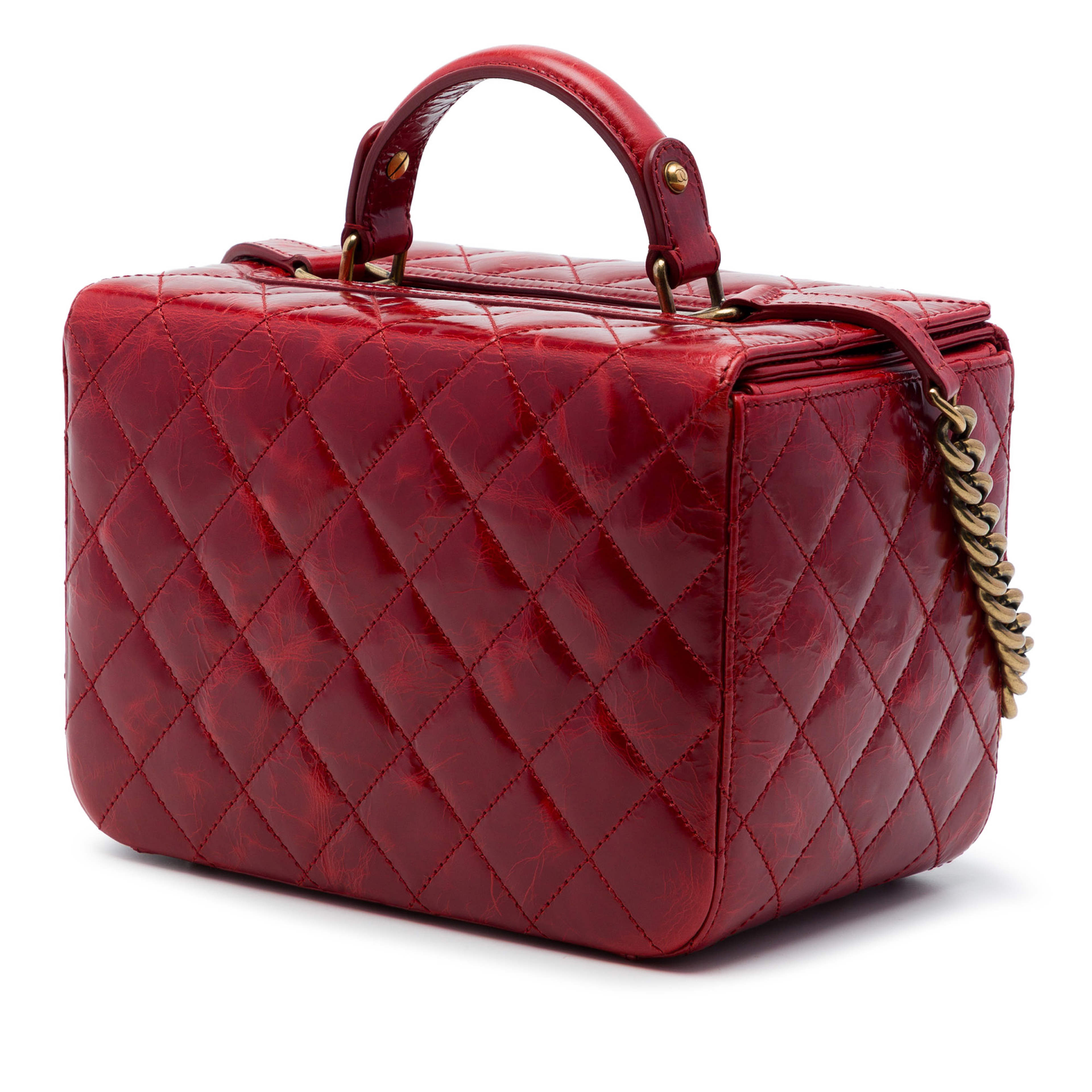 Chanel Cc Quilted Glazed Calfskin Vanity Case, från Luxclusif, i färgen röd. Klicka för att öppna bilden i stort format