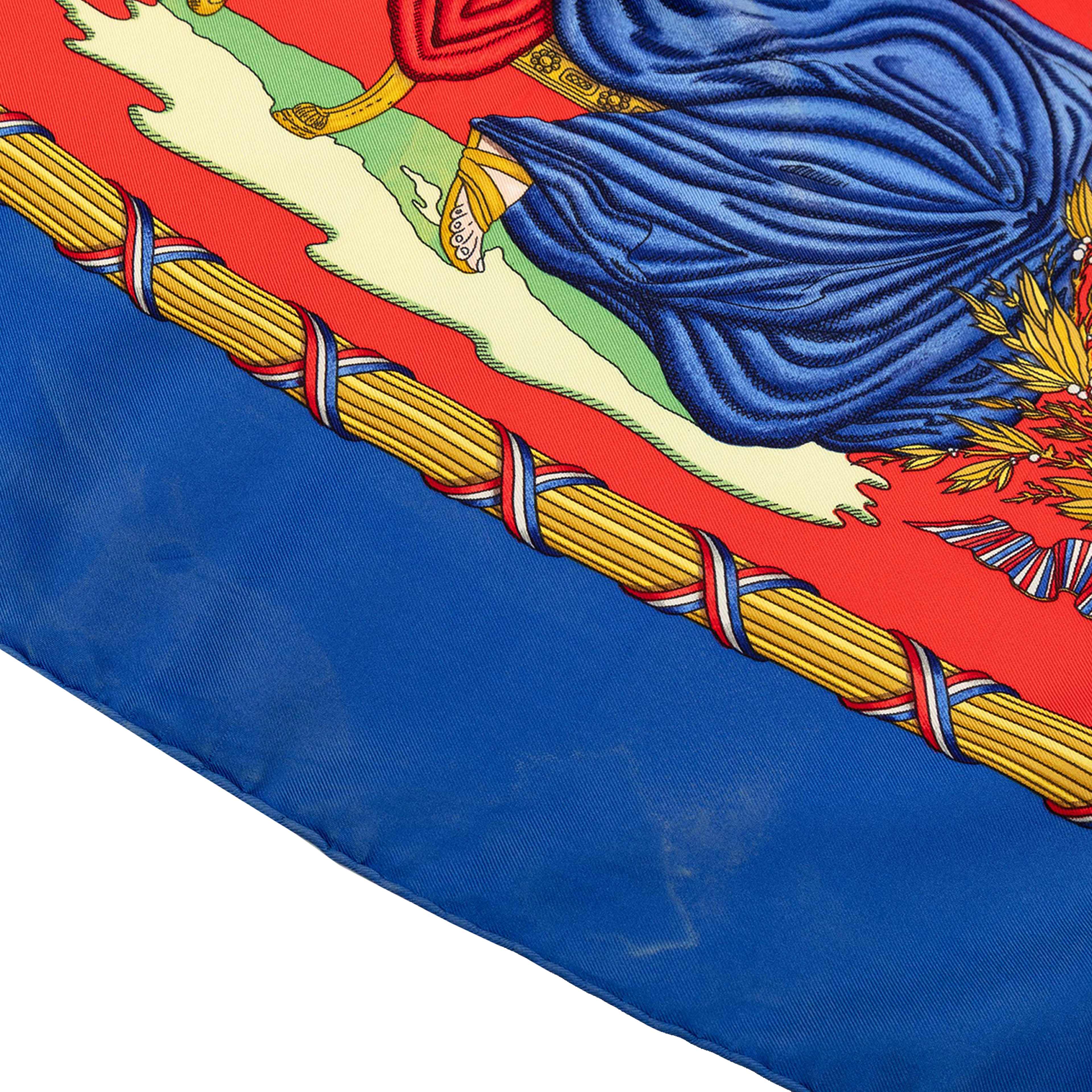 Hermès Republique Francaise Liberte Egalite Fraternite Silk Scarf 90, från Luxclusif, i färgen red. Klicka för att öppna bilden i stort format