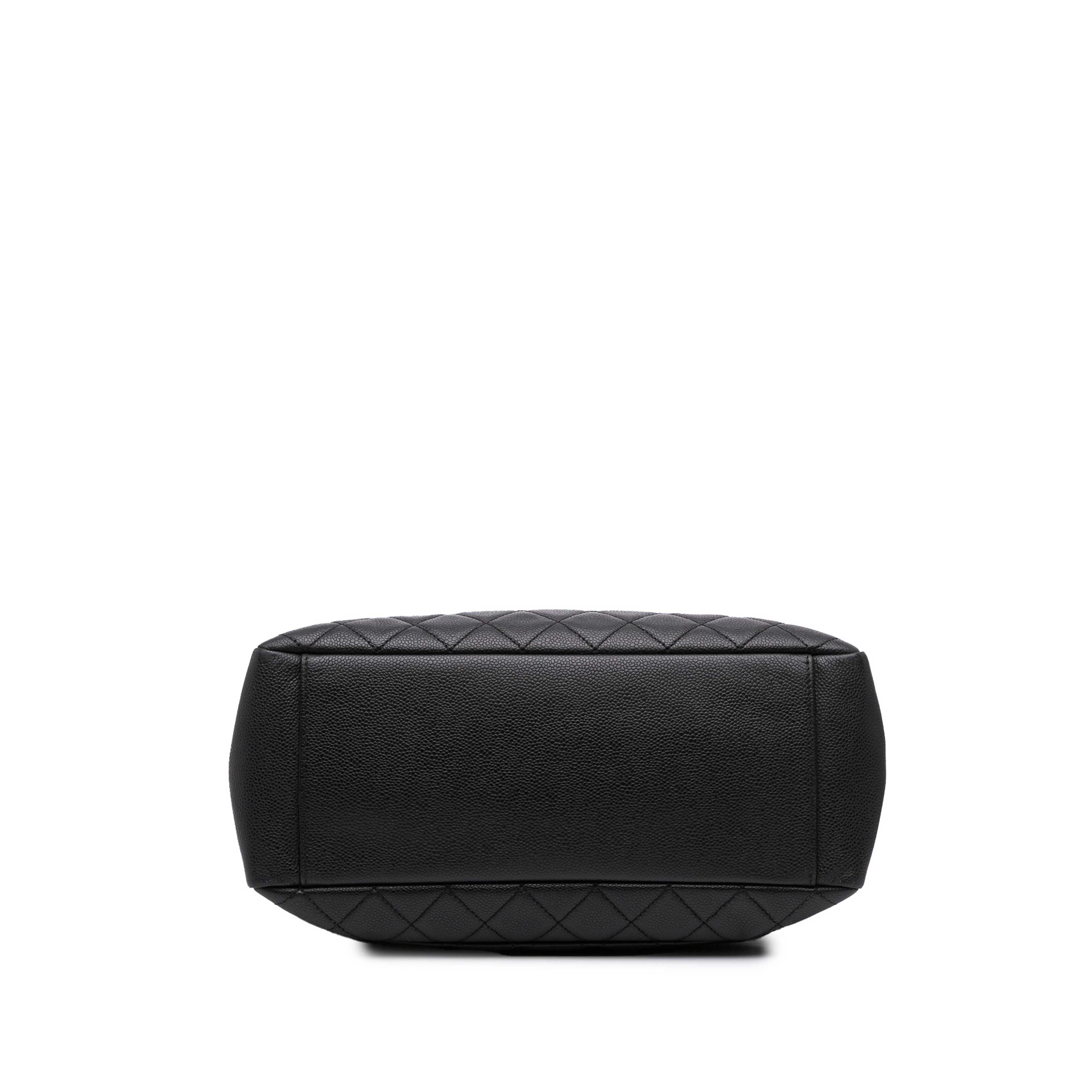 Chanel Caviar Grand Shopping Tote, från Luxclusif, i färgen black.