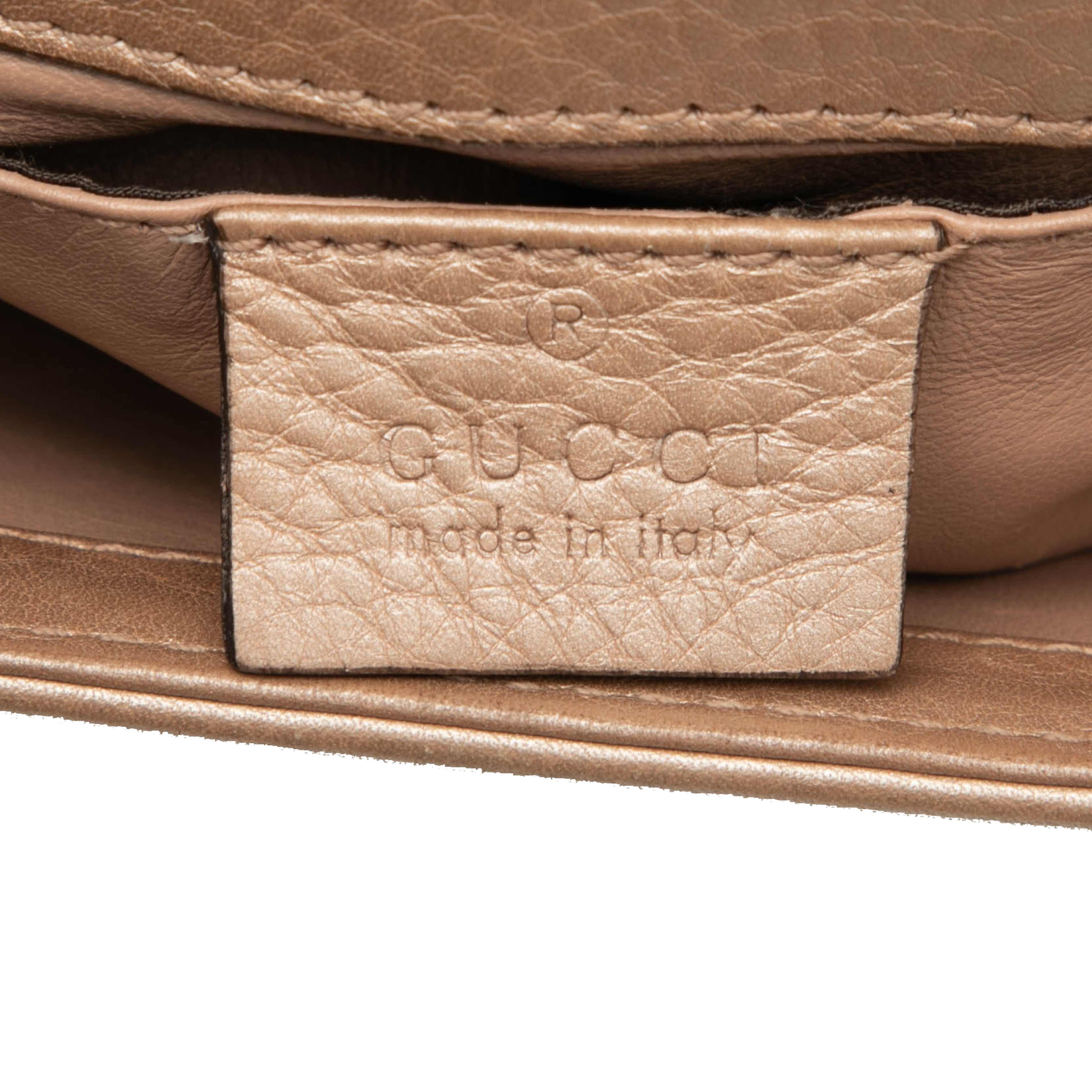 Gucci Mini Metallic Leather Bamboo Night, från Luxclusif, i färgen nude. Klicka för att öppna bilden i stort format