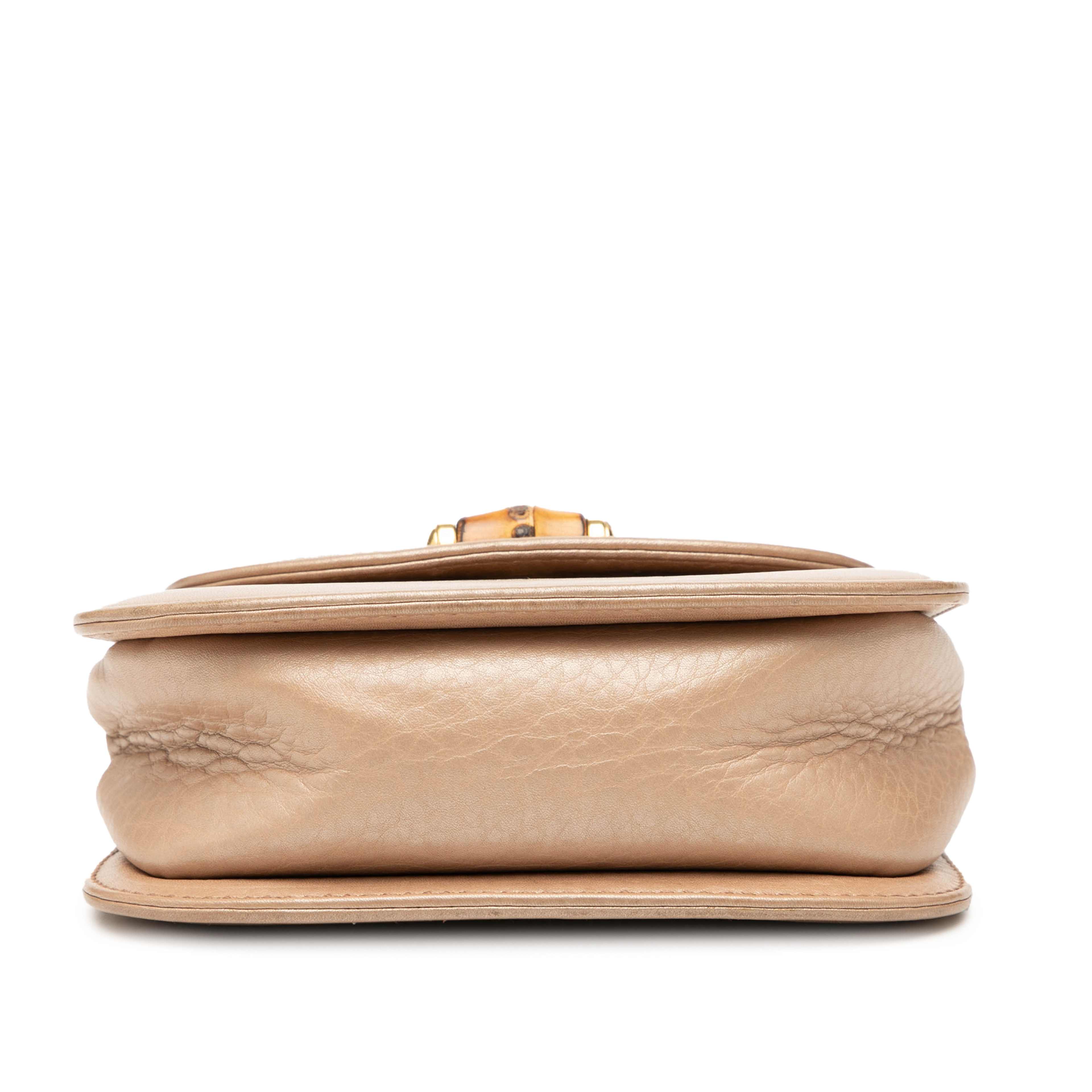 Gucci Mini Metallic Calfskin Bamboo Night, från Luxclusif, i färgen beige. Klicka för att öppna bilden i stort format