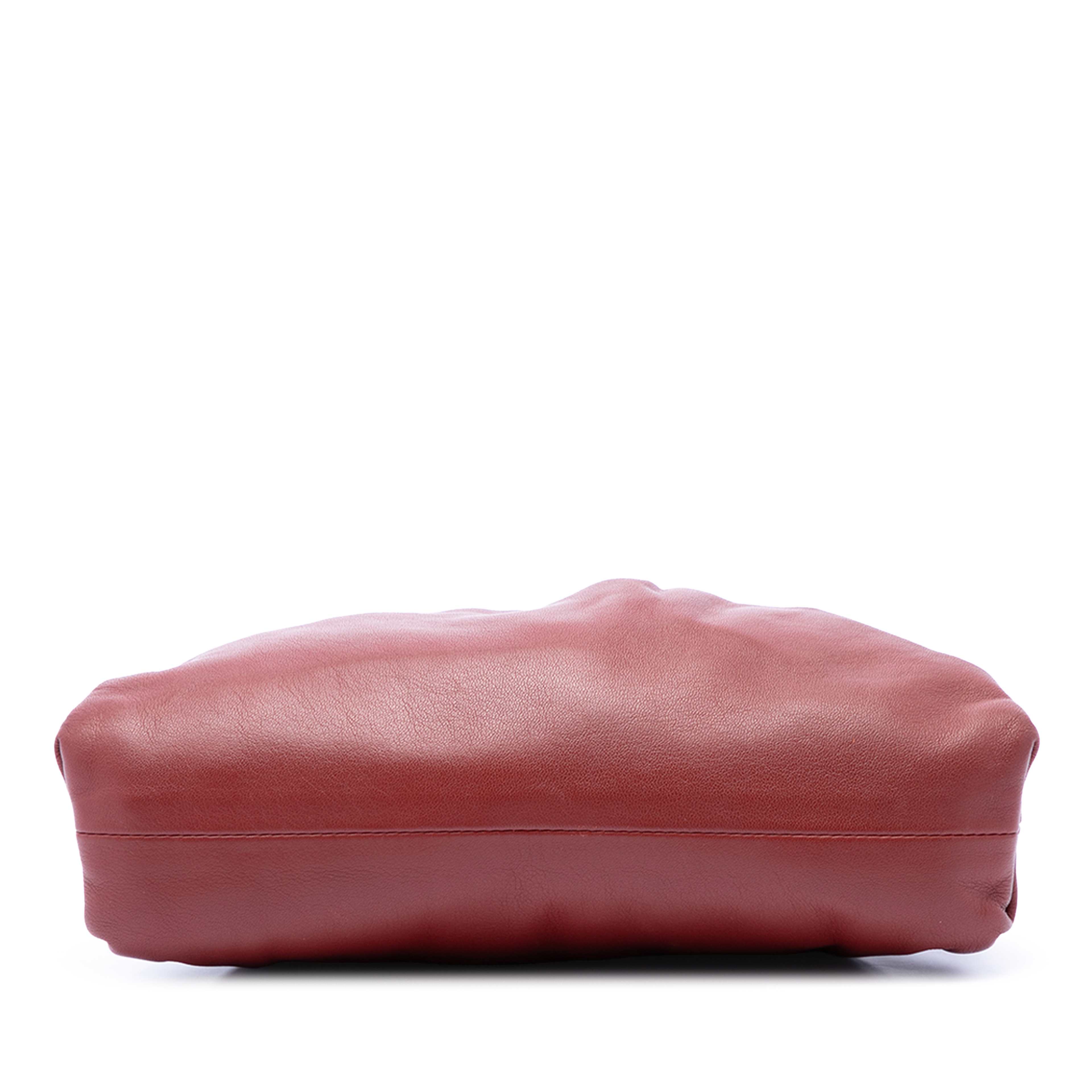 Bottega Veneta Lambskin The Mini Pouch Crossbody, från Luxclusif, i färgen röd. Klicka för att öppna bilden i stort format